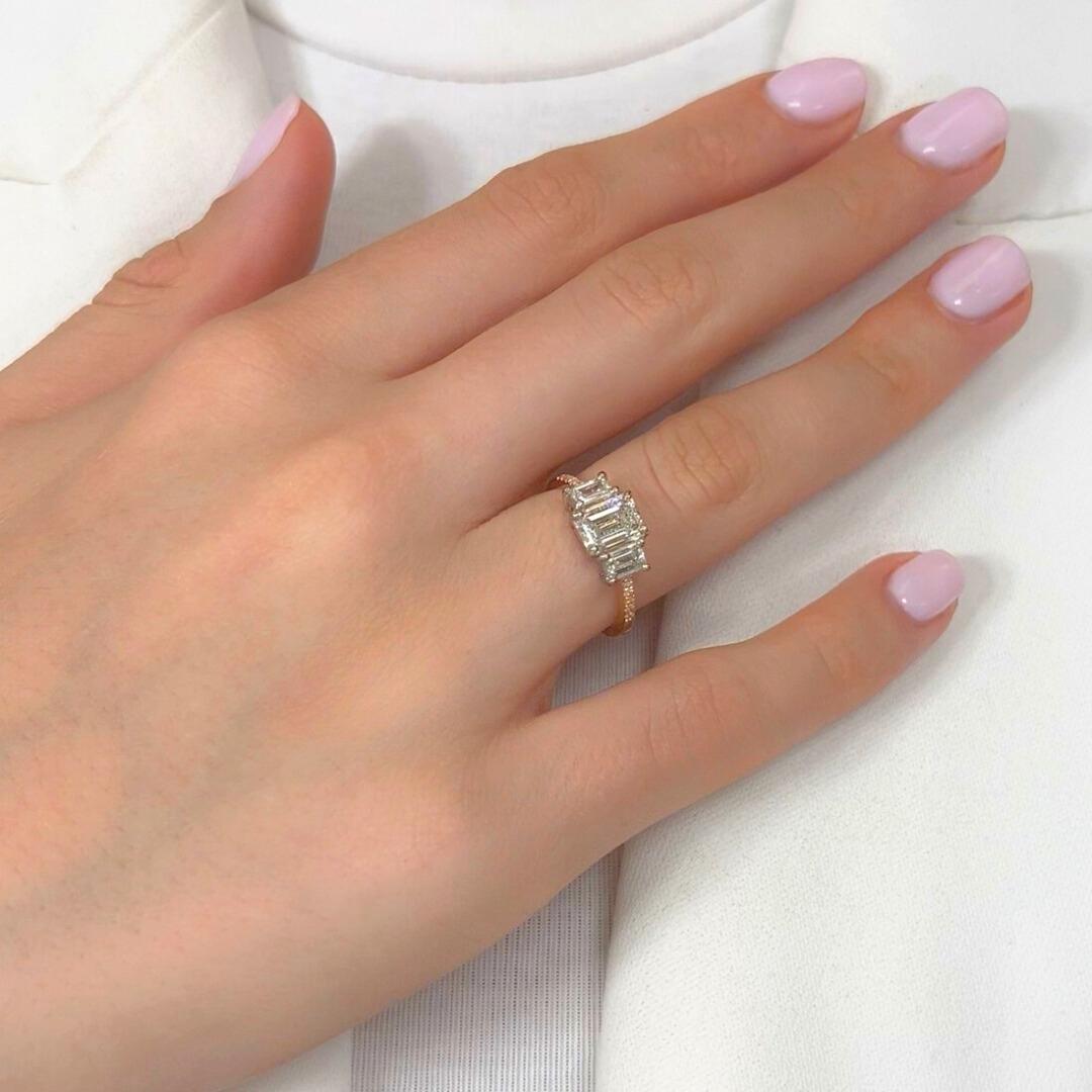 Sparkling 1.89ct Diamonds 3-Stone Ring in 18k White & Yellow Gold - IGI Certified

A perfect fusion of classic elegance and modern flair, this 1.89ct diamond ring stuns with its refined design in 18k white and yellow gold. At its center shines a