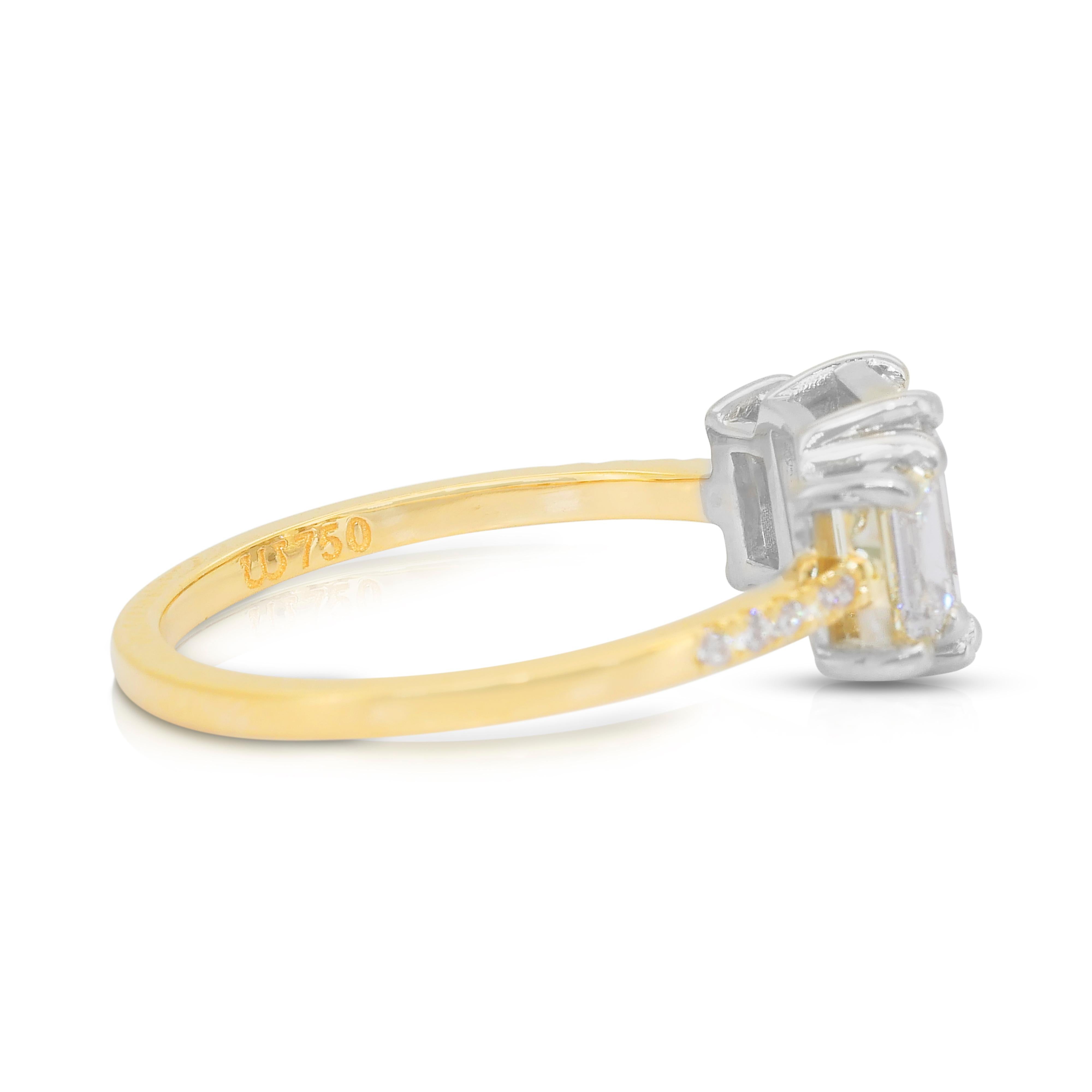 Sparkling 1.89ct Diamonds 3-Stone Ring in 18k White & Yellow Gold -IGI Certified In New Condition For Sale In רמת גן, IL