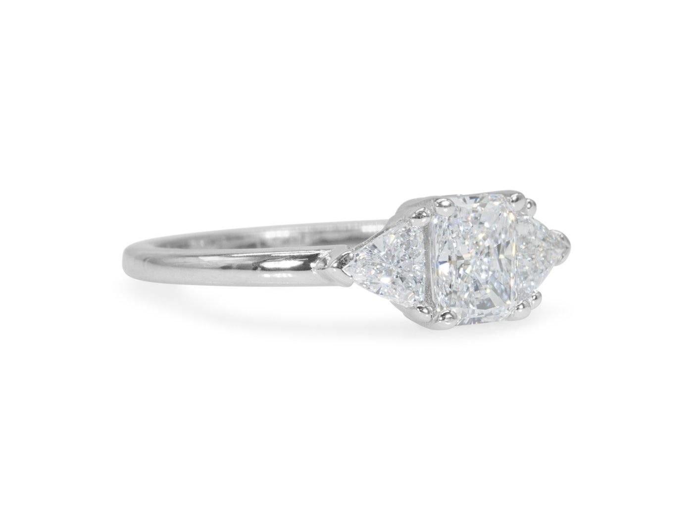 Women's Sparkling 18k White Gold 3 Stone Ring with 0.80 Ct Natural Diamonds GIA Cert For Sale