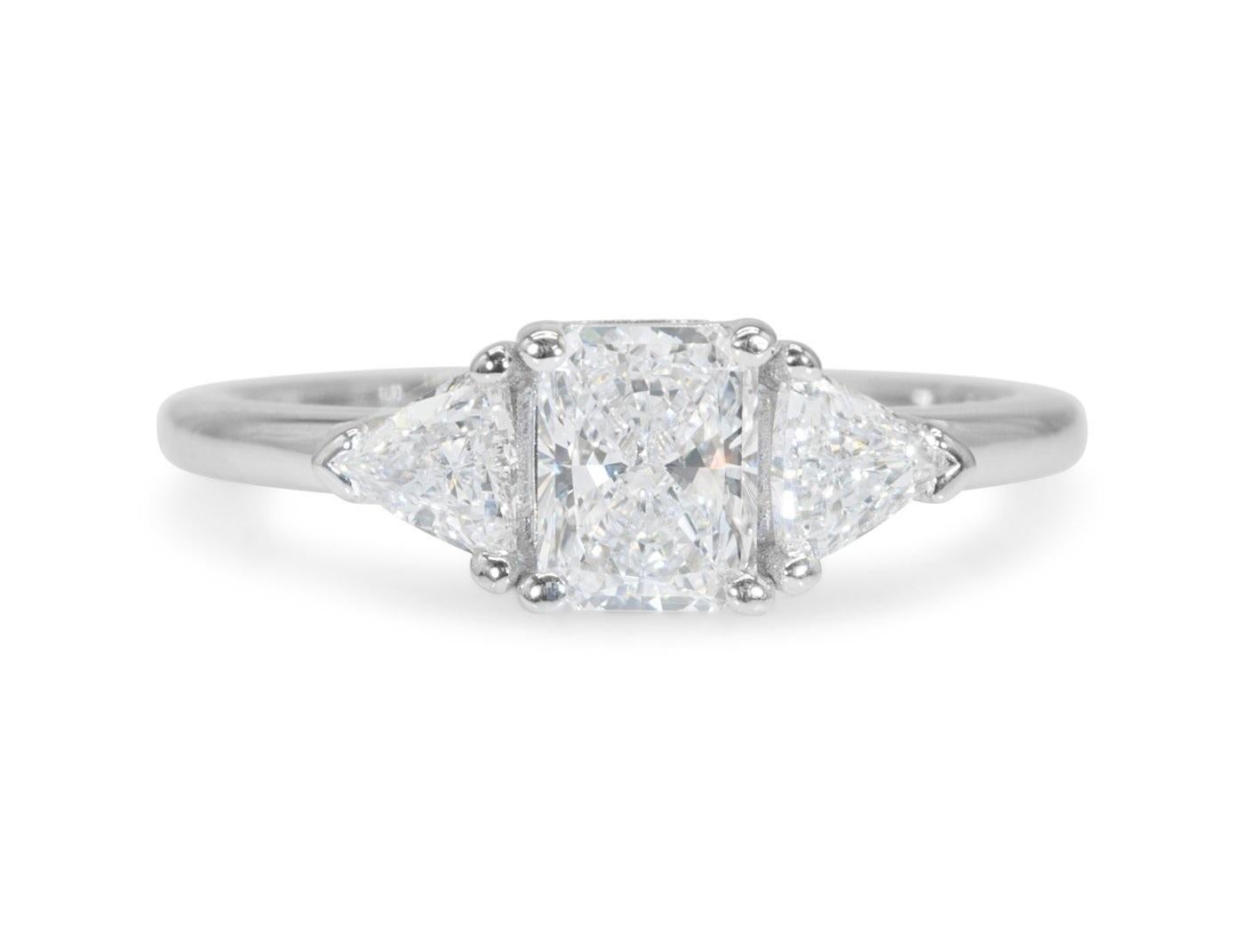 Sparkling 18k White Gold 3 Stone Ring with 0.80 Ct Natural Diamonds GIA Cert For Sale 1