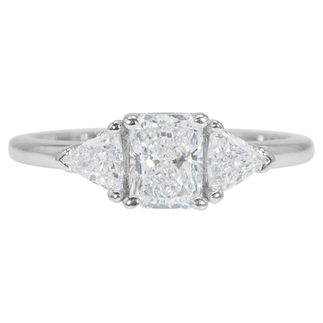 Sparkling 18k White Gold 3 Stone Ring with 0.80 Ct Natural Diamonds GIA Cert For Sale