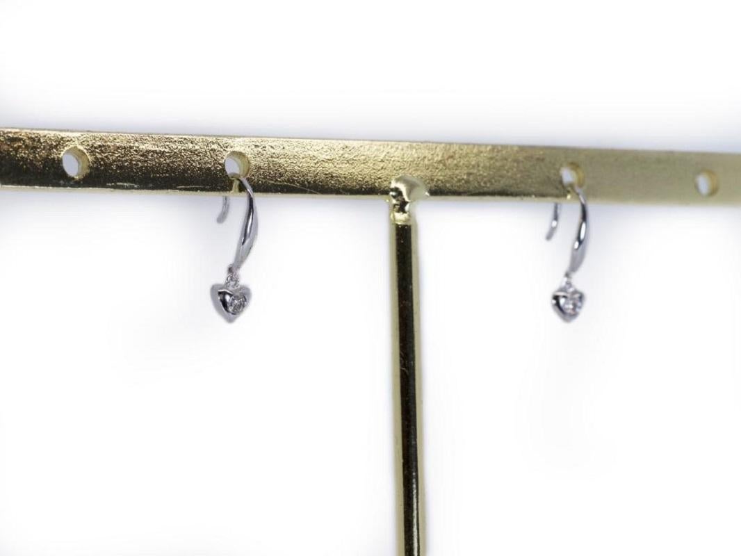 A Pair of Beautiful 18K White Gold Diamond Drop Earrings

-2 diamond main stones of 0.030 ct. each, total: 0.06 ct.
cut: brilliant-cut
color: G
clarity: VS

dimension: Length: 14mm, width: 4.20mm, thickness: 2.23mm
jewelry weight: 1.00 grams

sku /