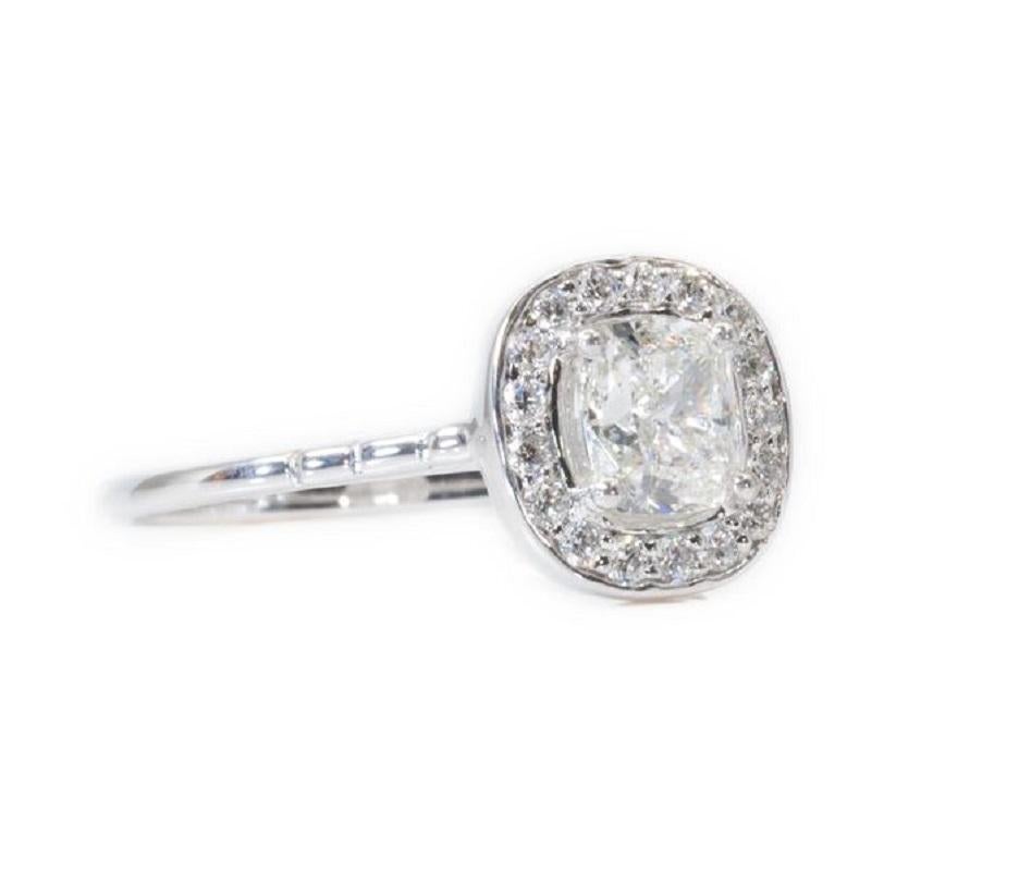 Sparkling 18k White Gold Halo Ring with 0.97 Ct Natural Diamonds, GIA Cert In New Condition In רמת גן, IL