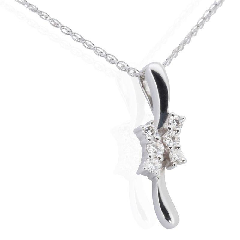 Ein wunderschönes Collier mit einem funkelnden 0,15 Karat runden Brillanten. Das Schmuckstück ist aus 18 Karat Weißgold mit einer hochwertigen Politur gefertigt. Es wird mit einer schicken Schmuckschatulle geliefert.

Hauptstein:
6 Diamanten