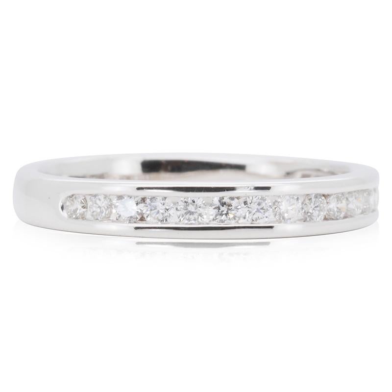 A gorgeous ring with a dazzling 0.27 carat round brilliant diamonds. The jewelry is made of 18k White Gold with a high quality polish. It comes with a fancy jewelry box.

18 diamonds main stone total of: 0.27 carat
cut: round brilliant
color: