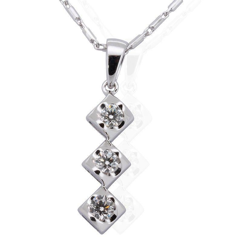 Pendentif étincelant en or blanc 18 carats avec des diamants naturels de 0,9 carat certifiés NGI Neuf - En vente à רמת גן, IL
