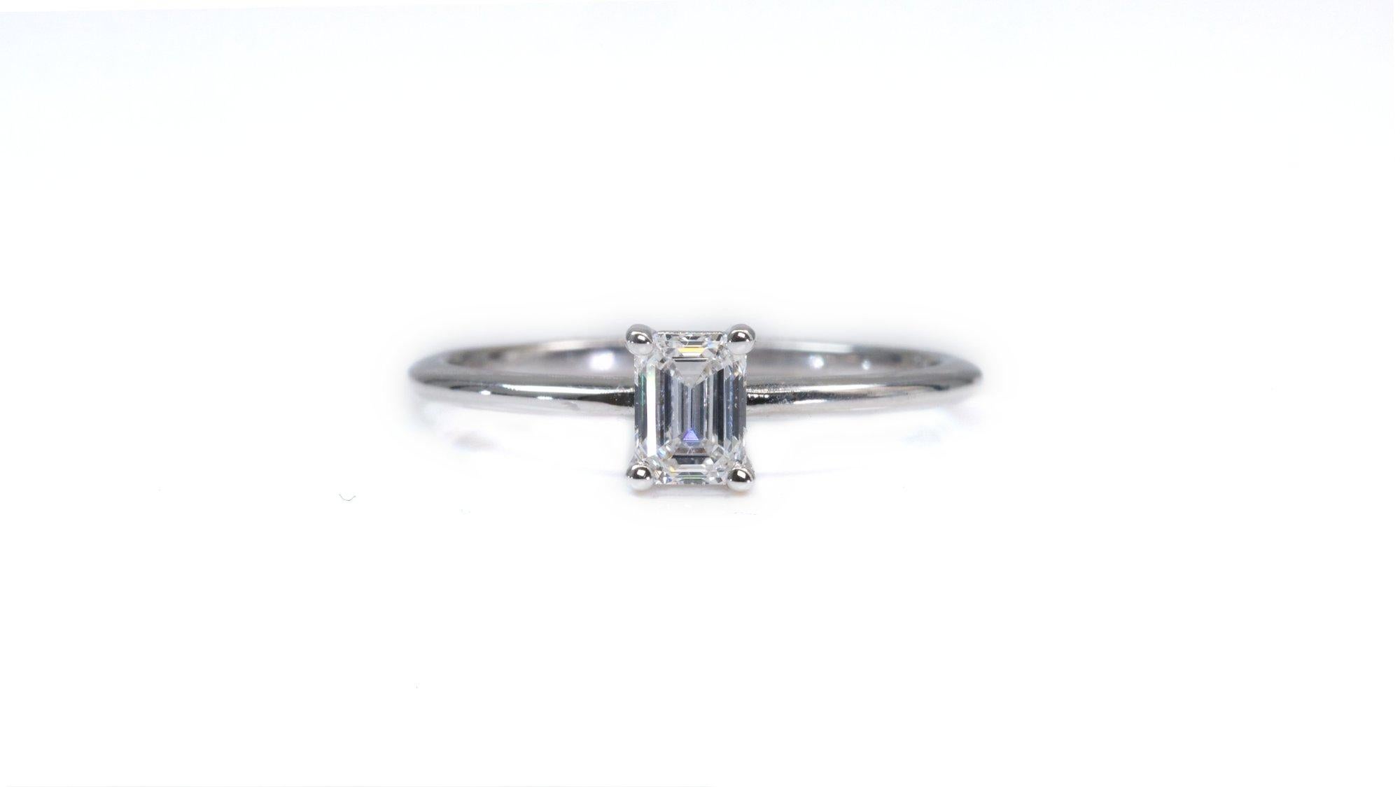 Sparkling 18K White Gold Ring with 0.86 ct Natural Diamonds- IGI Certificate In New Condition For Sale In רמת גן, IL