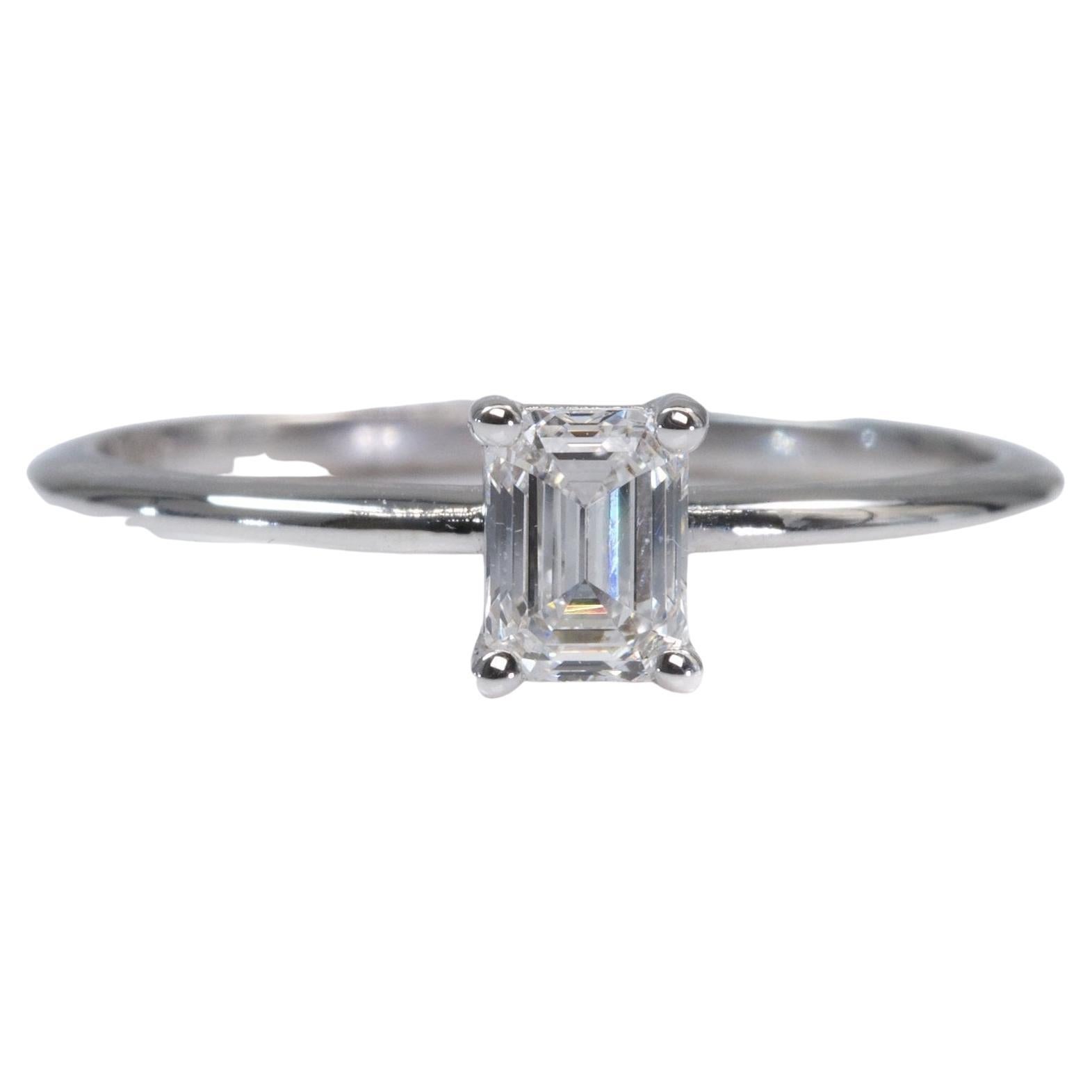 Sparkling 18K White Gold Ring with 0.86 ct Natural Diamonds- IGI Certificate For Sale