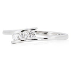 Sparkling 18k White Gold Twist Ring with 0.05 ct Natural Diamonds