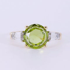 Sparkling 18k White Gold with 2.12 carat Peridot