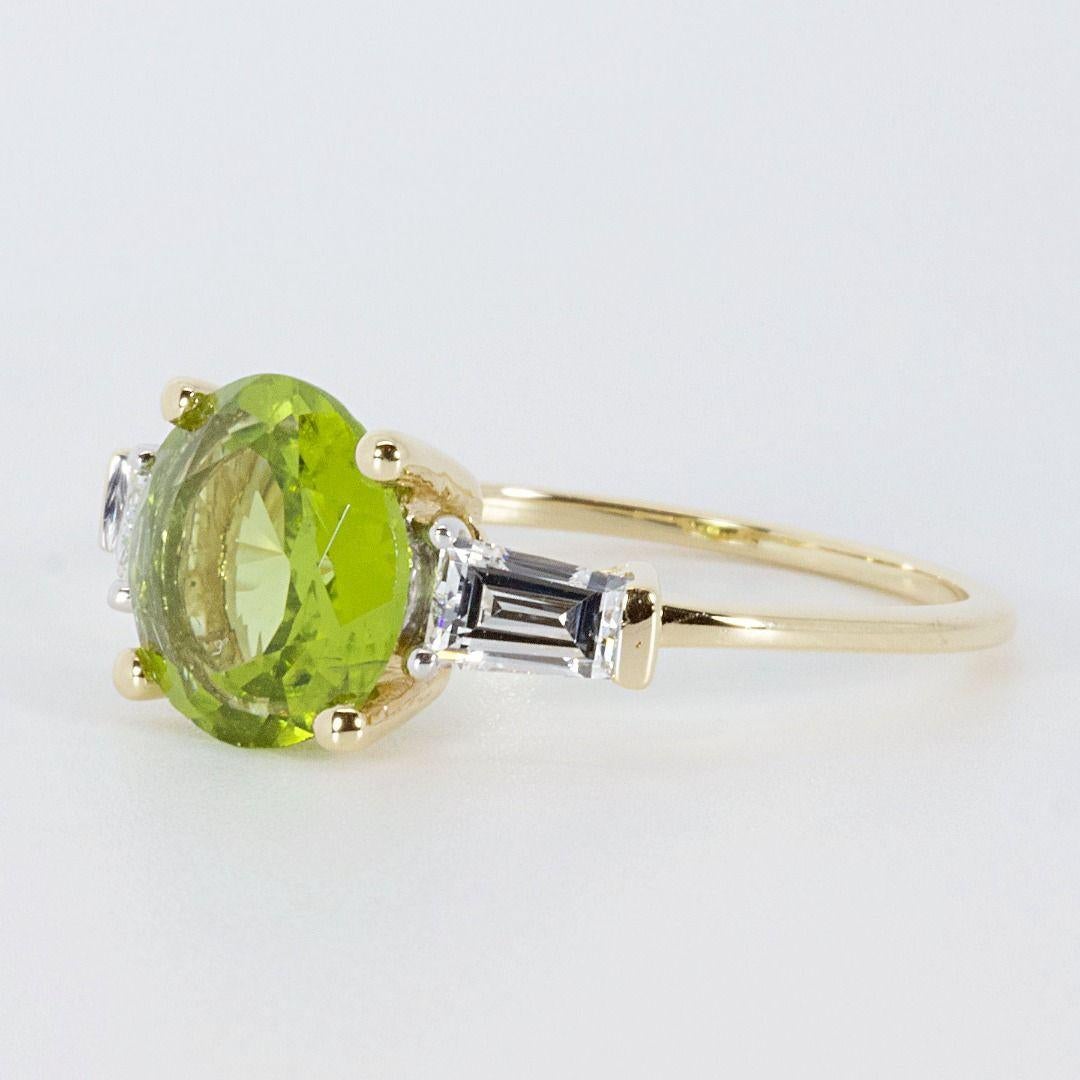 Funkelndes 18k Weißgold mit 2,12 Karat Peridot im Zustand „Hervorragend“ im Angebot in רמת גן, IL