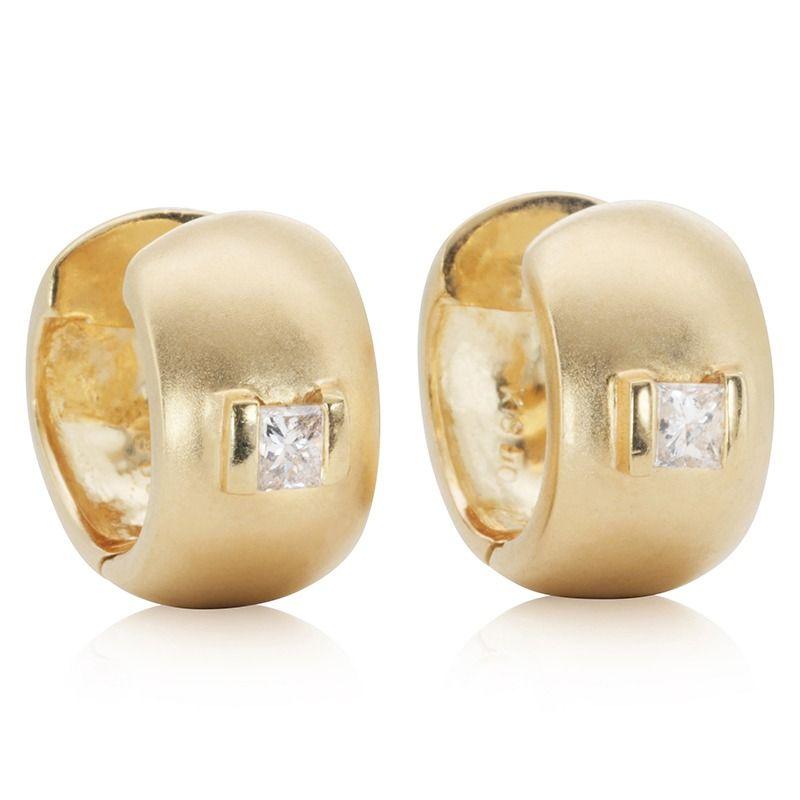 A beautiful earring with a dazzling 0.22 carat pear shape diamond. The jewelry is made of 18k yellow gold with a high quality polish. It comes with a fancy jewelry box.

Metal: Yellow Gold

Main stone:
2 diamond main stone of 0.22 carat
cut: pear