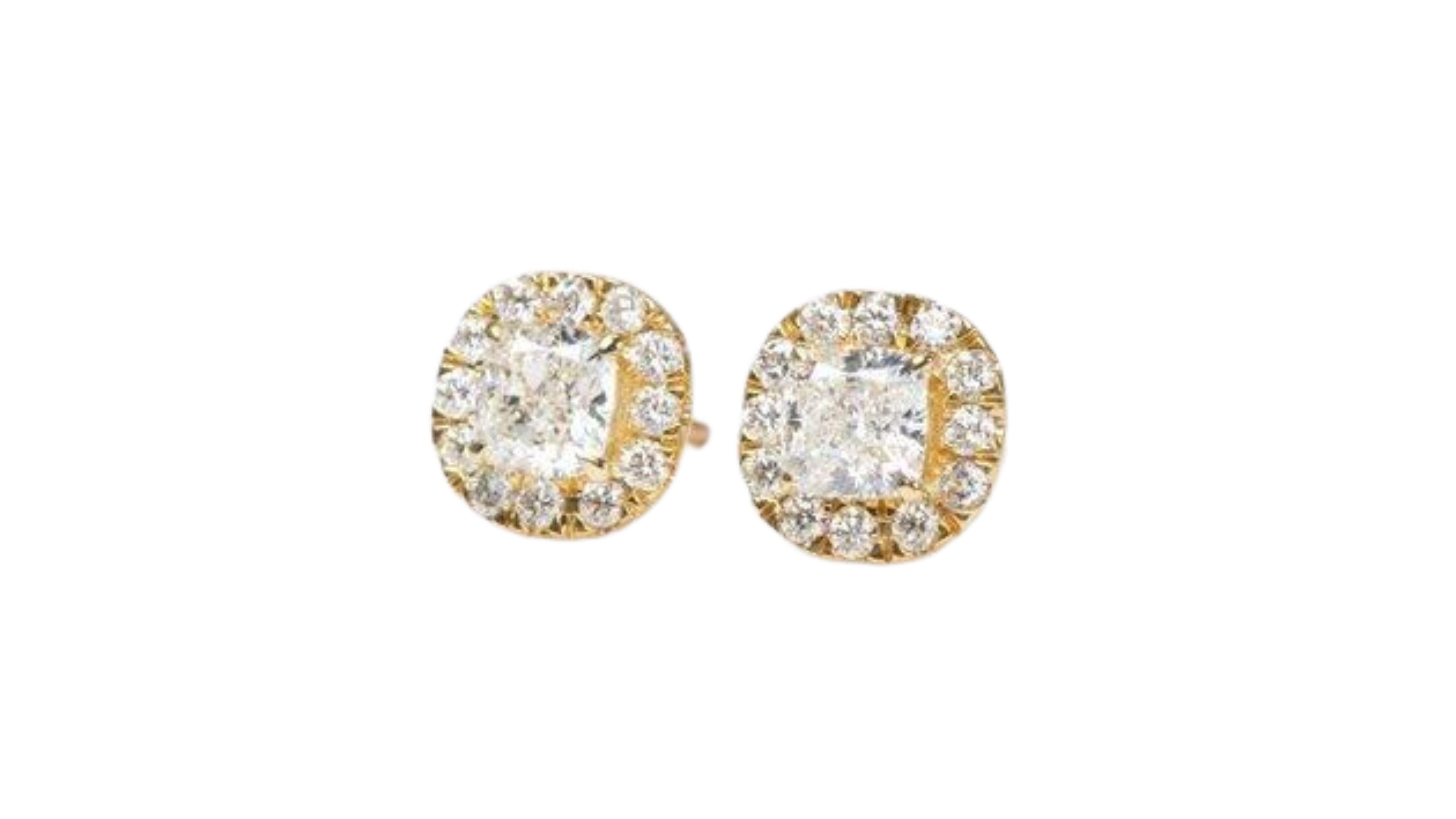 Cushion Cut Sparkling 18k Yellow Gold Stud Earrings with 1.27 Ct Natural Diamonds, Aig Cert For Sale