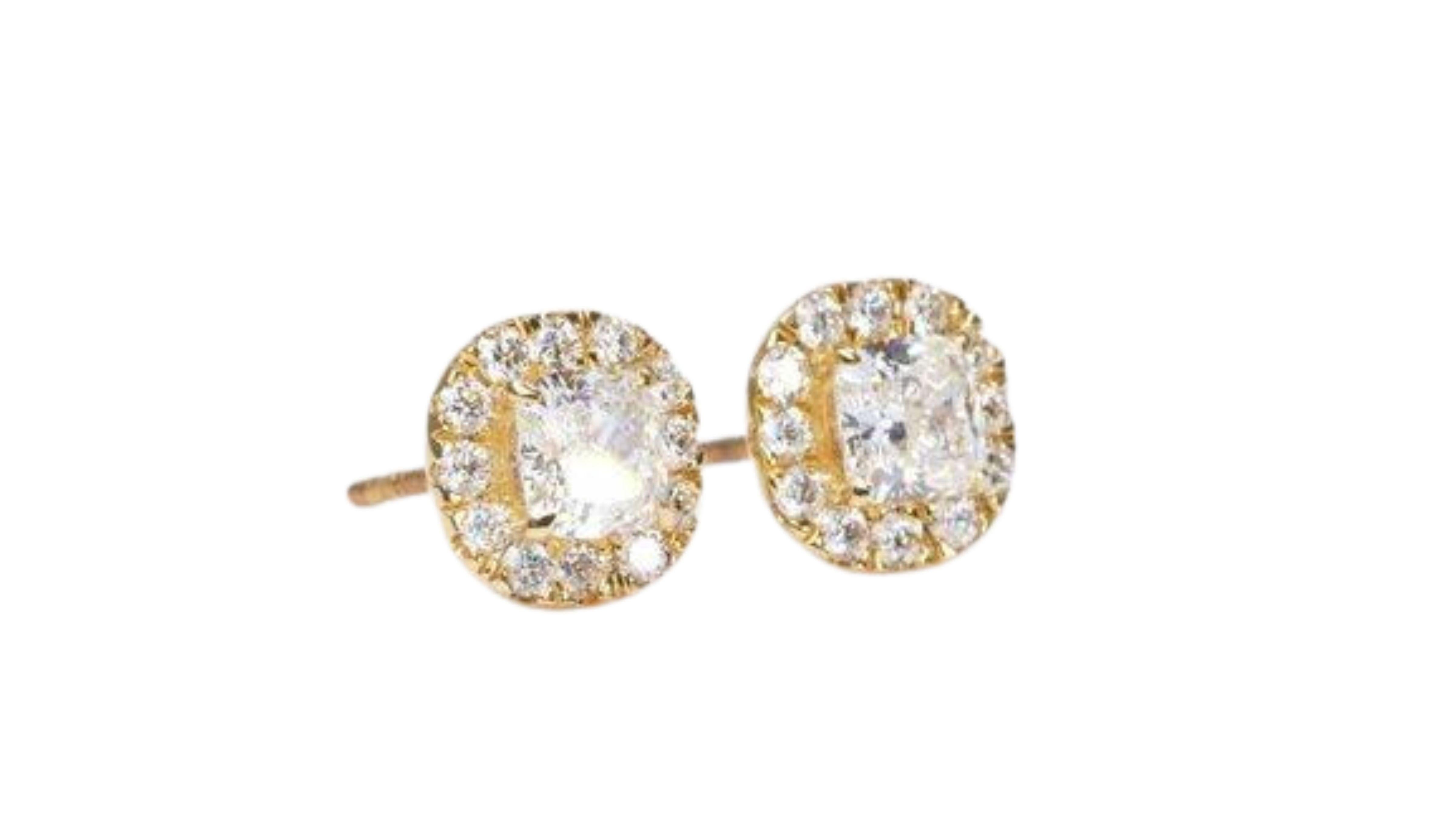 Sparkling 18k Yellow Gold Stud Earrings with 1.27 Ct Natural Diamonds, Aig Cert In New Condition For Sale In רמת גן, IL