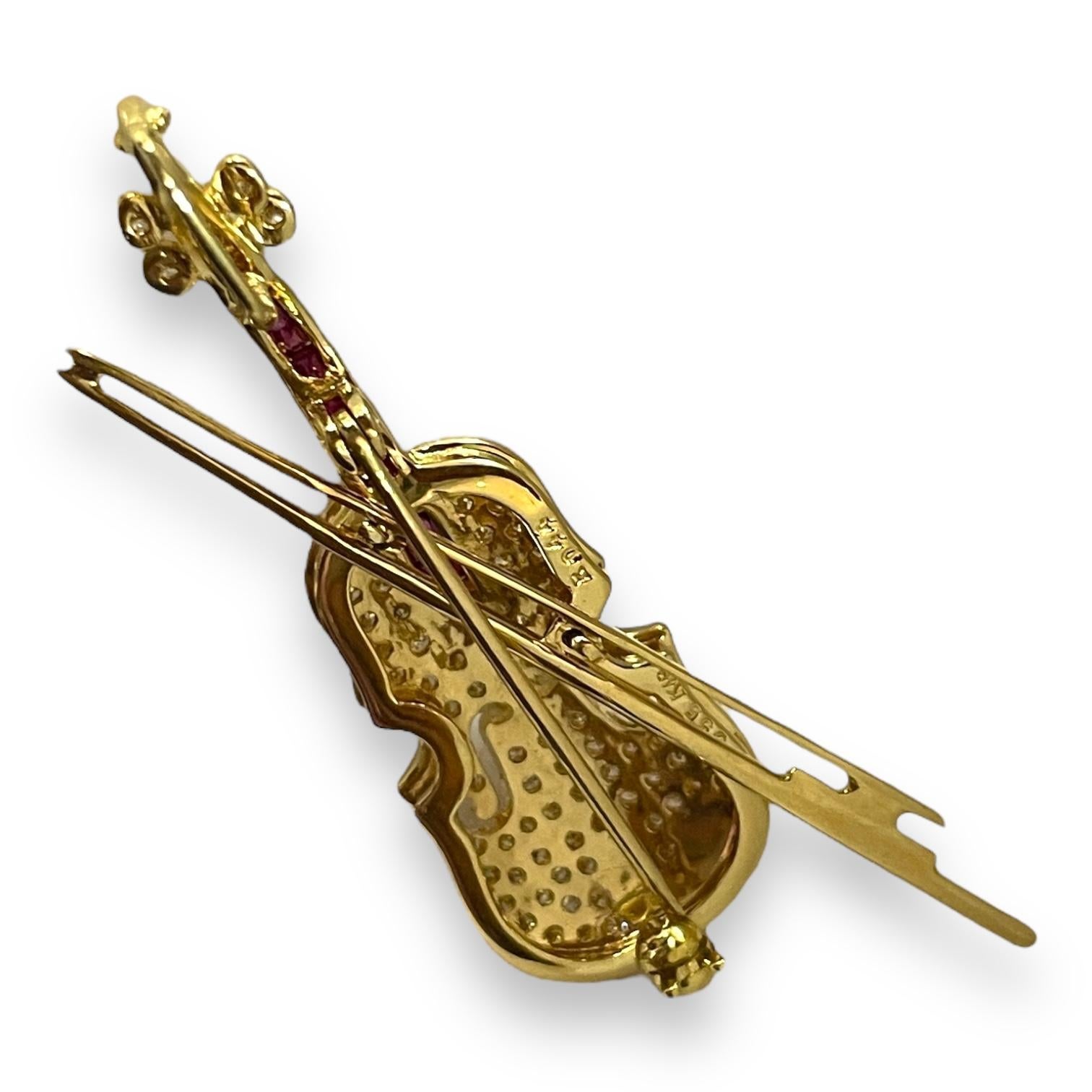 Mixed Cut Sparkling 18K Yellow Gold 0.44ct Diamond Violin Brooch/Pendant For Sale