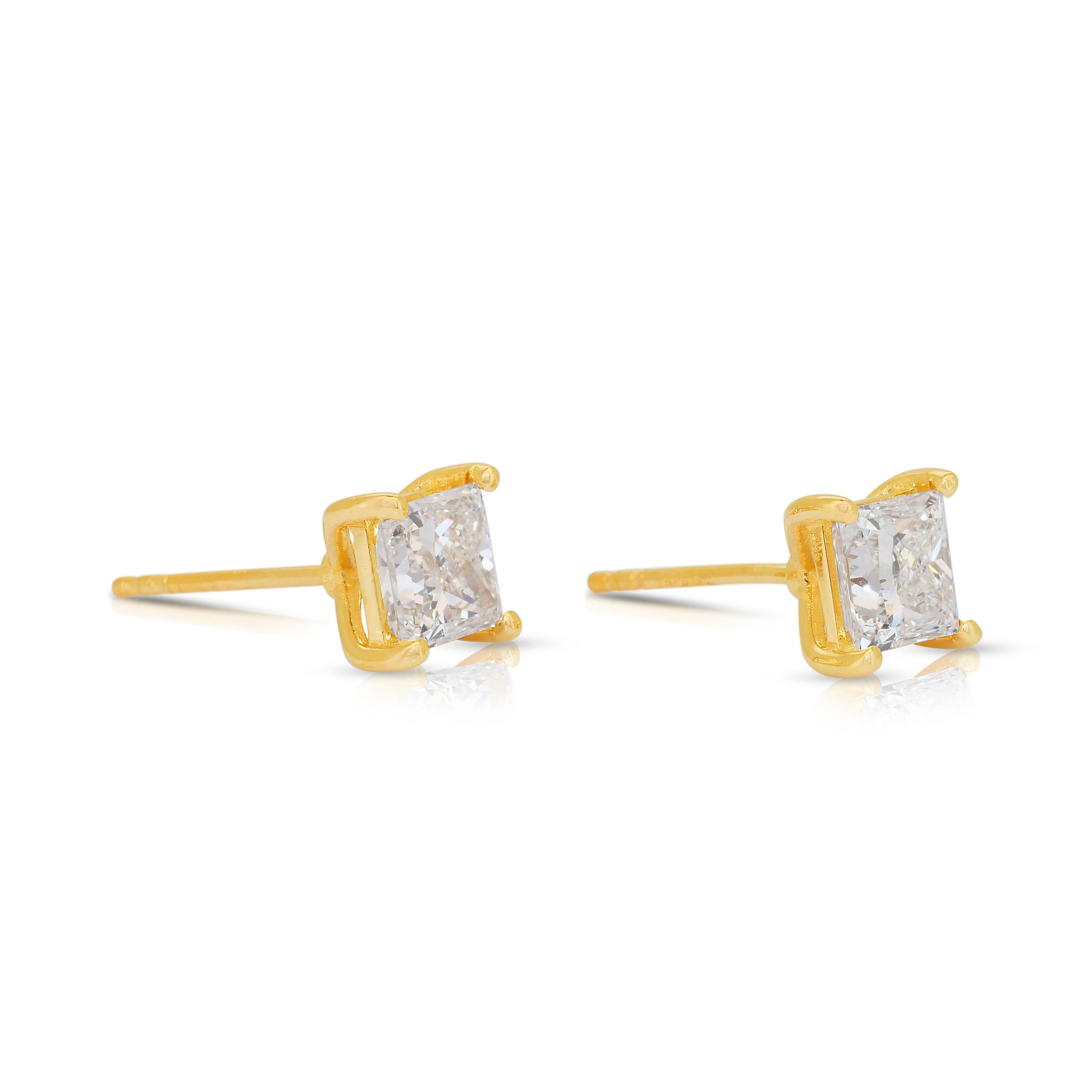 Sparkling 1.90ct Diamonds Stud Earrings in 18k Yellow Gold - IGI Certified In condizioni Nuovo in vendita a רמת גן, IL