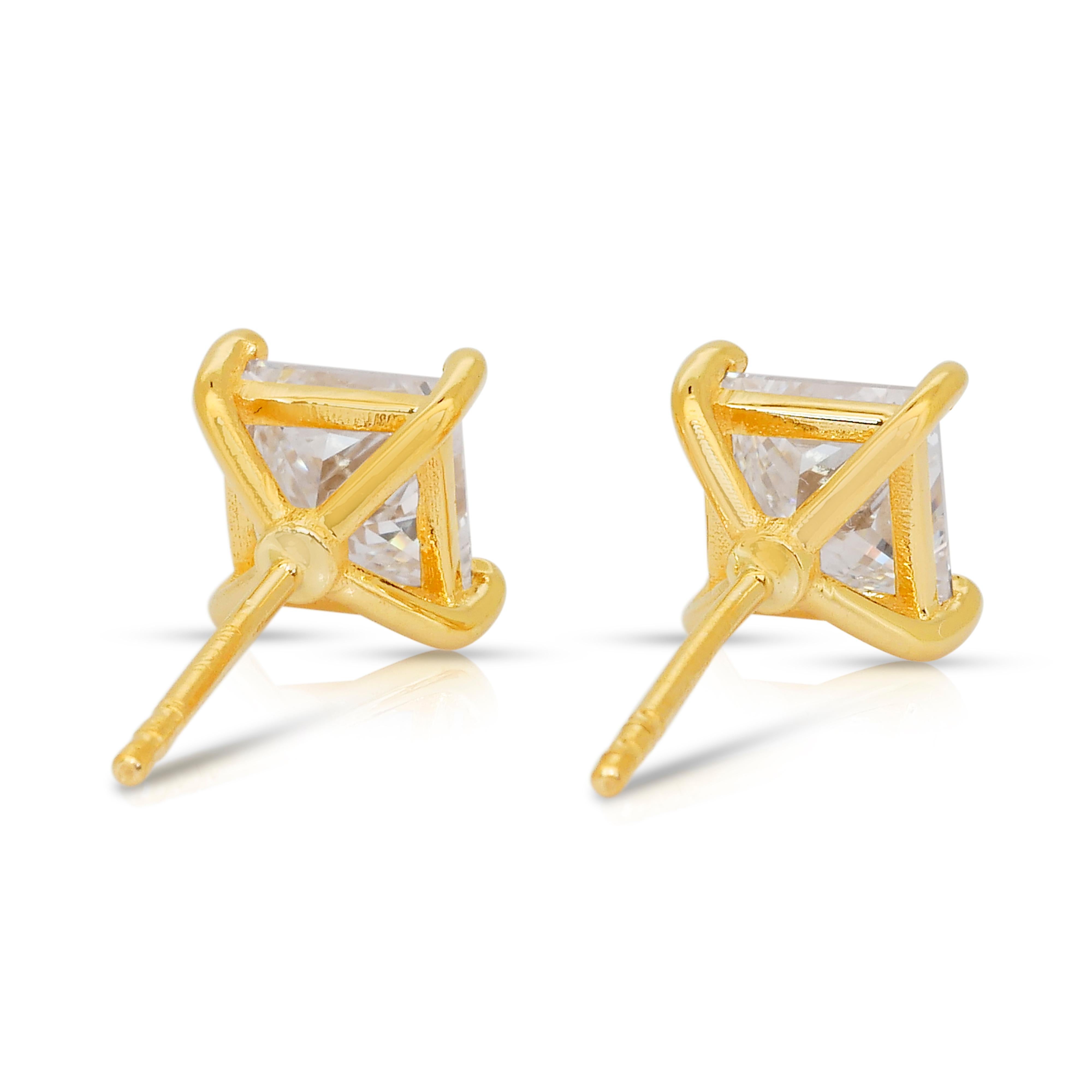 Sparkling 1.90ct Diamonds Stud Earrings in 18k Yellow Gold - IGI Certified in vendita 1