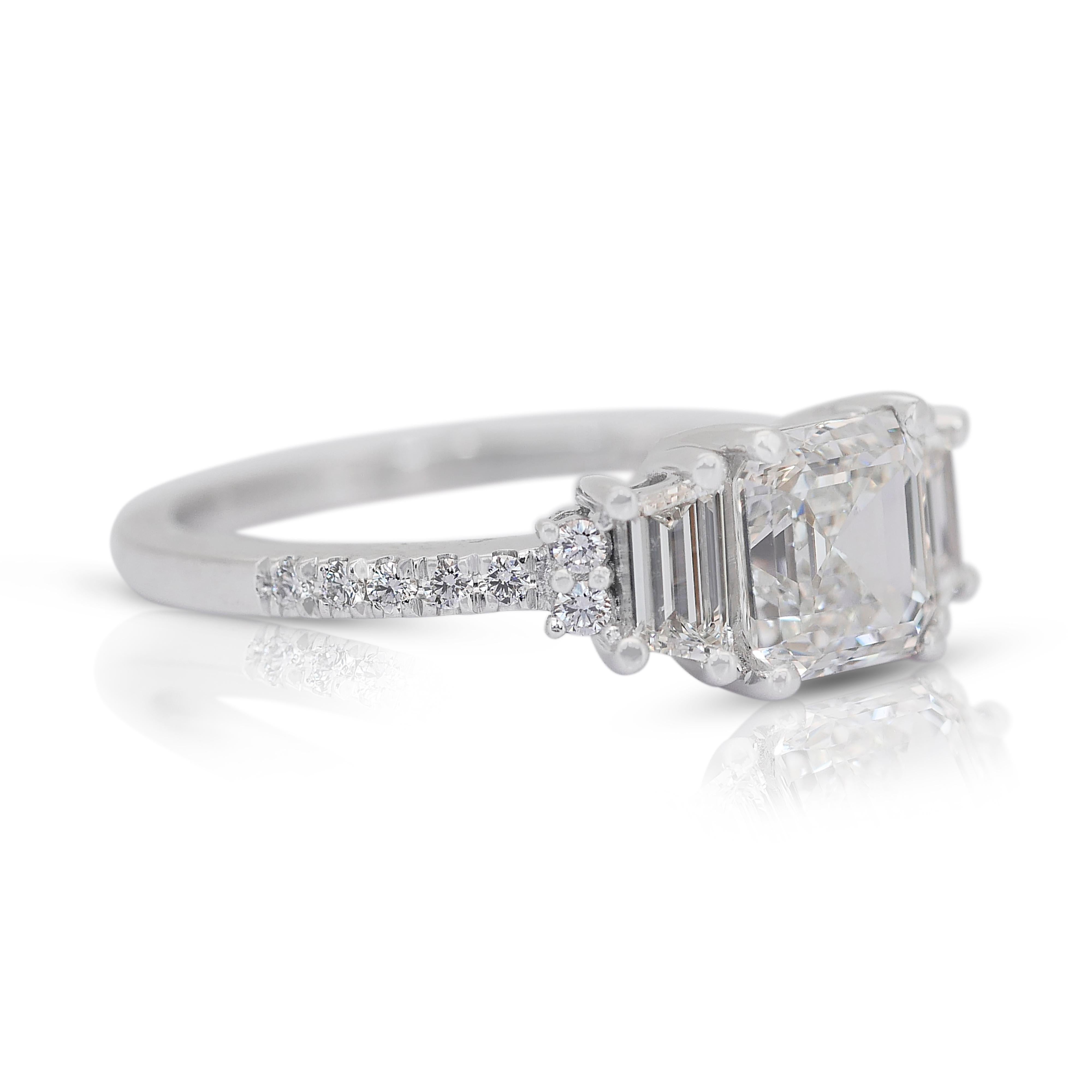 Bague à 3 pierres étincelante en or blanc 18 carats avec diamants de 1,97 carat, certifiée IGI

L'élégance rencontre la brillance dans cette superbe bague en or blanc 18 carats, ornée d'un diamant carré de 1,51 carat d'une couleur et d'une clarté