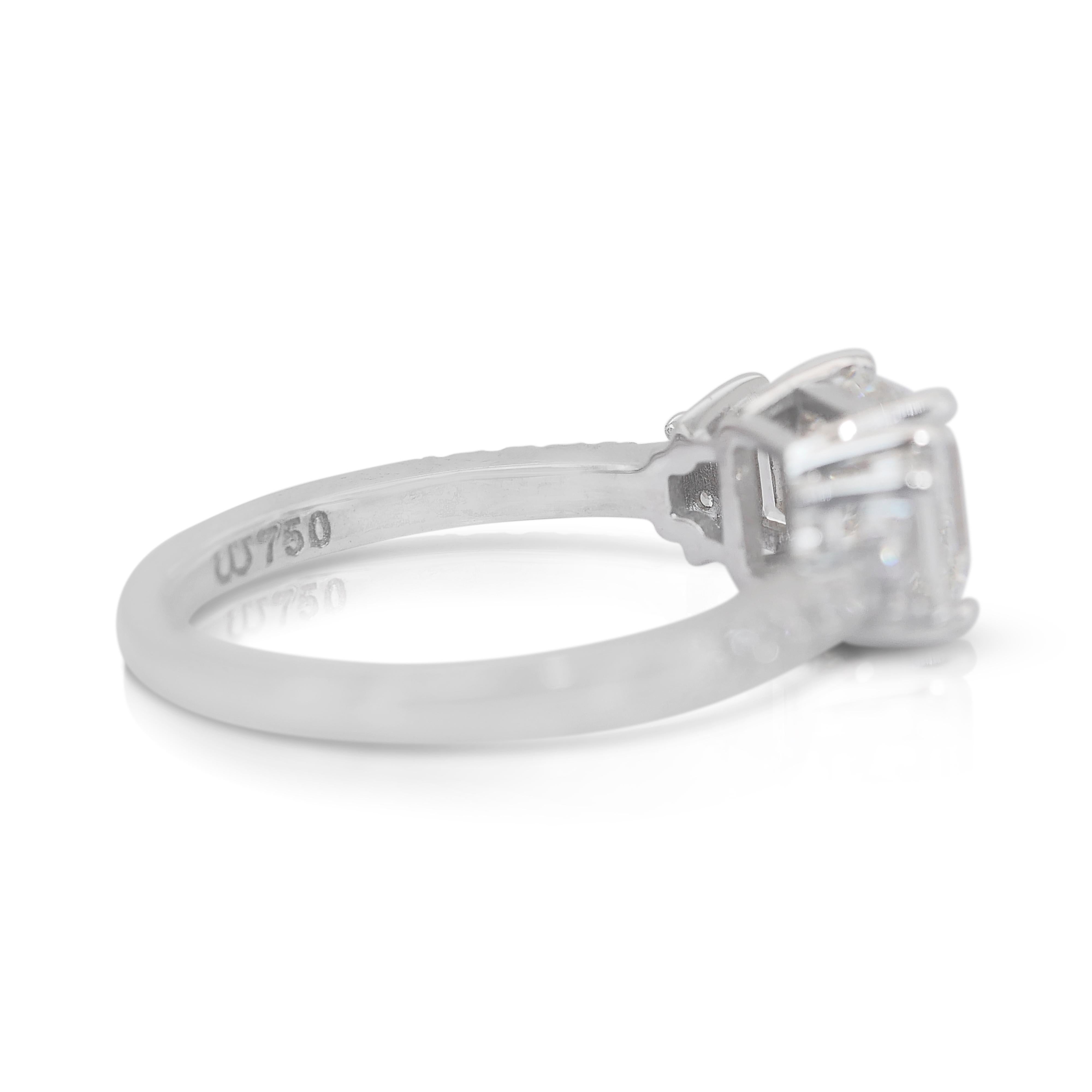 Taille carrée Bague à 3 pierres étincelante en or blanc 18 carats avec diamants de 1,97 carat, certifiée IGI en vente
