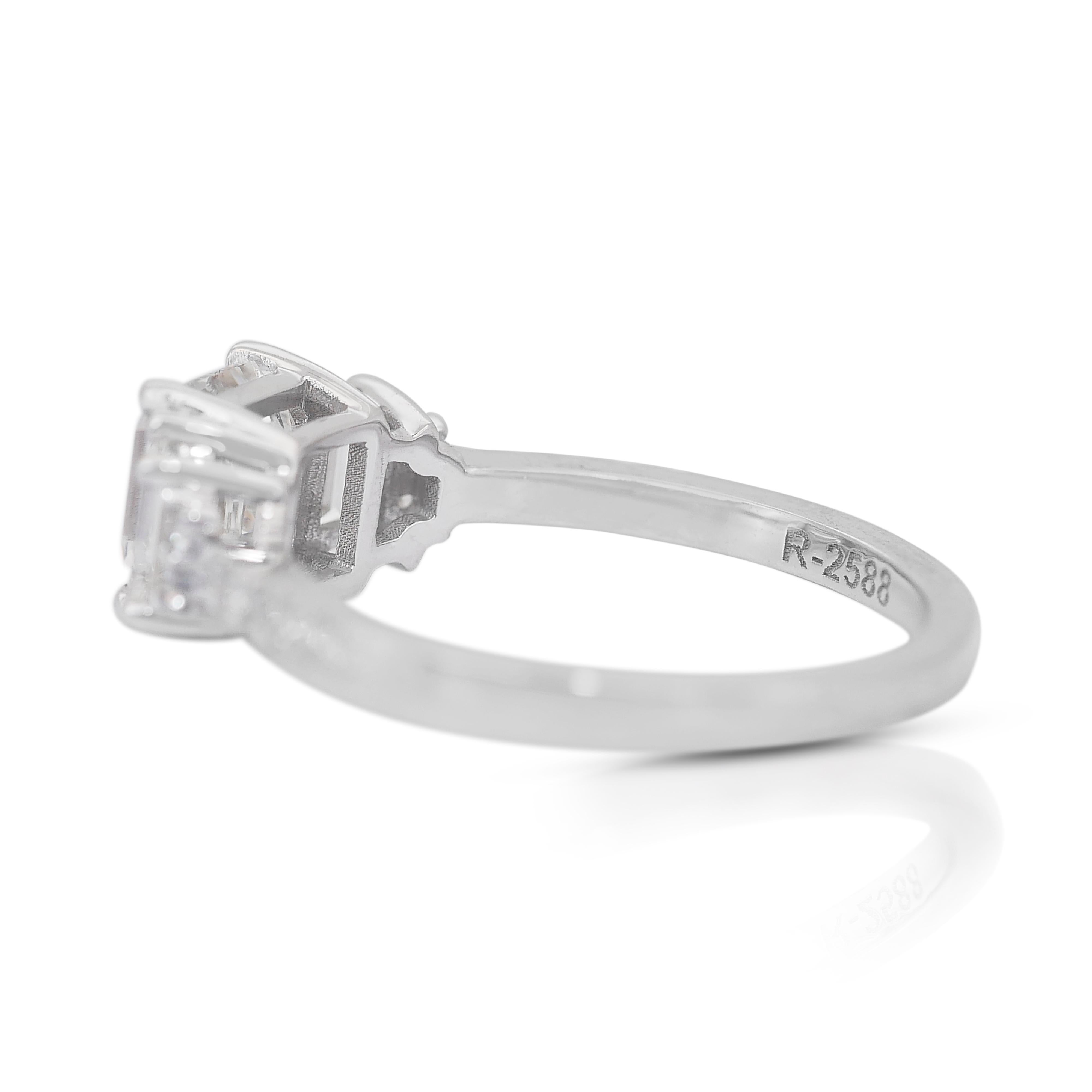 Bague à 3 pierres étincelante en or blanc 18 carats avec diamants de 1,97 carat, certifiée IGI Neuf - En vente à רמת גן, IL