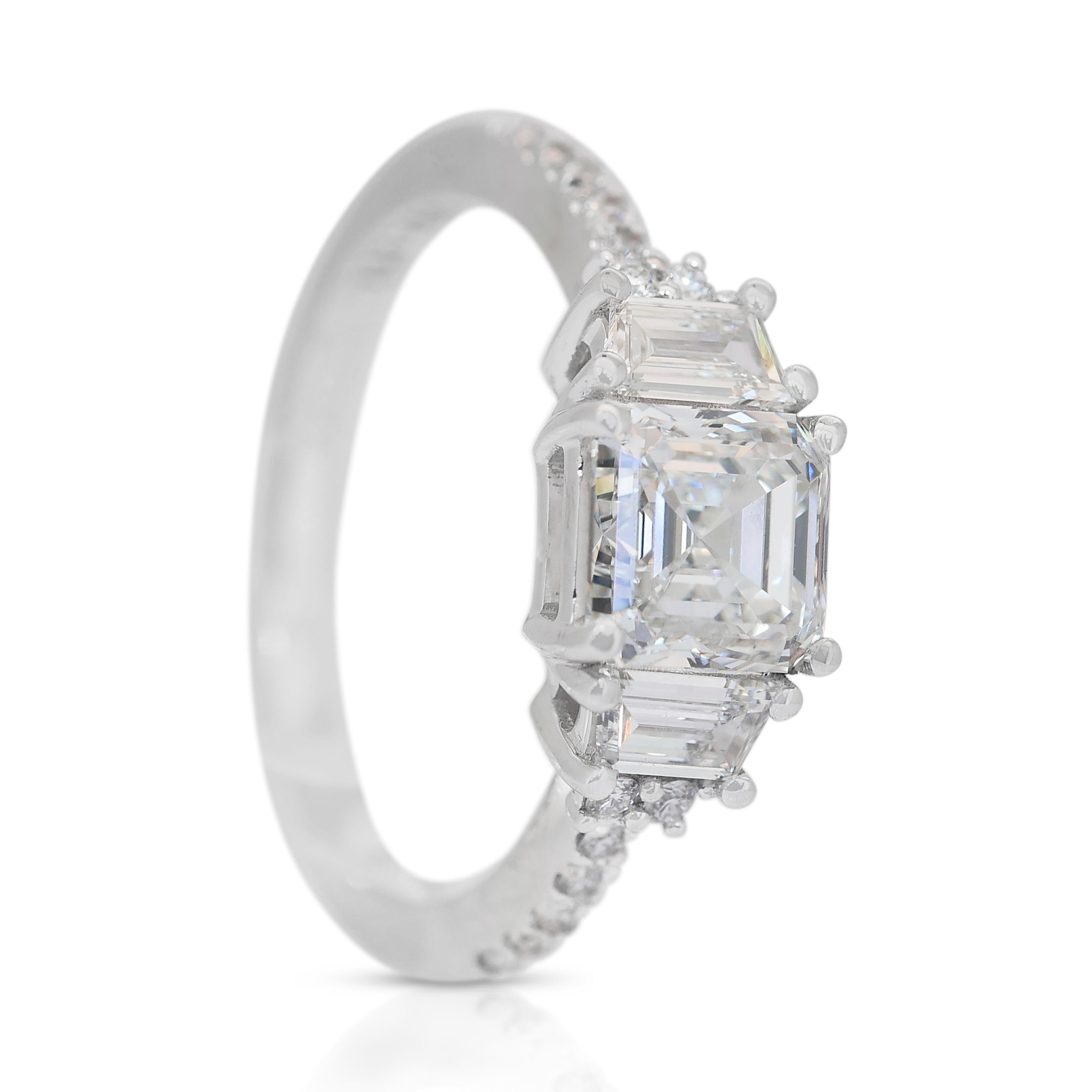 Bague à 3 pierres étincelante en or blanc 18 carats avec diamants de 1,97 carat, certifiée IGI en vente 1