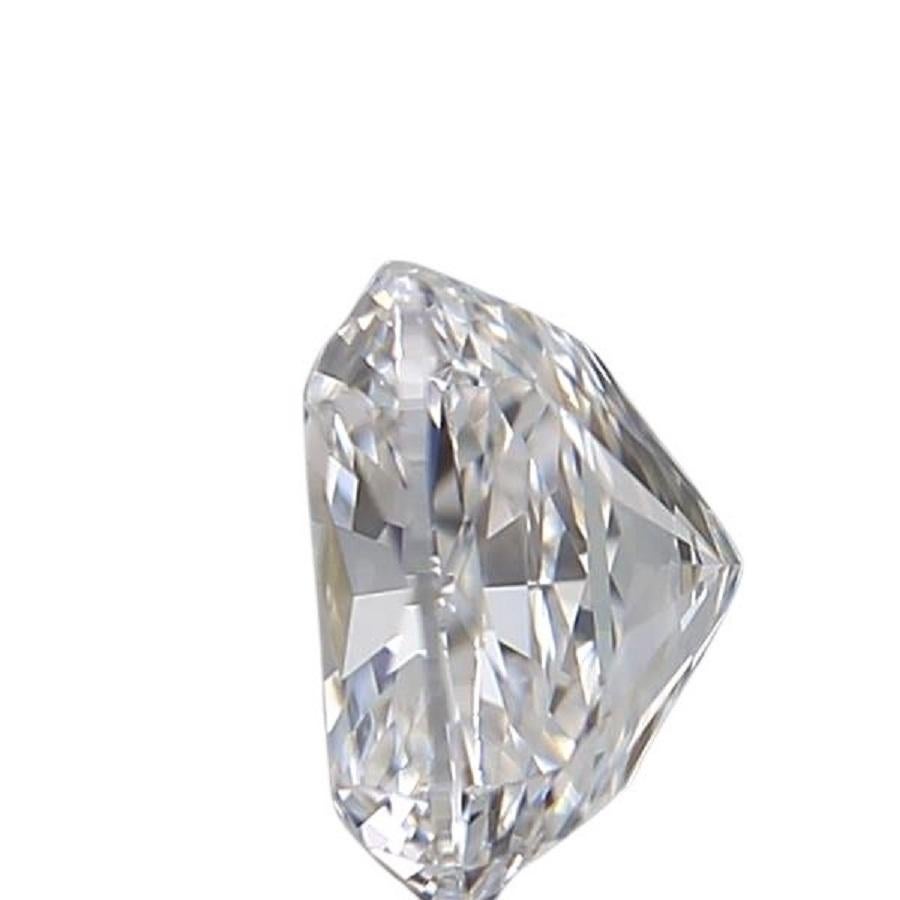 Un étincelant diamant coussin modifié de taille naturelle de 0,7 carat D IF avec une excellente taille. Ce diamant possède la meilleure classification possible en termes de couleur et de pureté. Ce diamant est accompagné d'un certificat IGI et d'un
