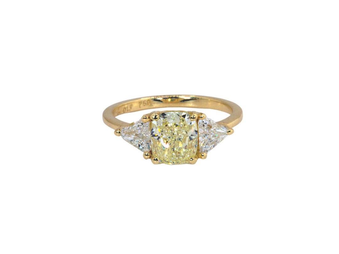 Dieser atemberaubende Diamantring mit Kissenschliff strahlt Eleganz und Brillanz aus. Der auffällige Diamant in der Mitte ist ein exquisiter Stein von 2,03 Karat im Kissenschliff mit einem betörenden Funkeln. Der kissenförmige Mittelstein ist