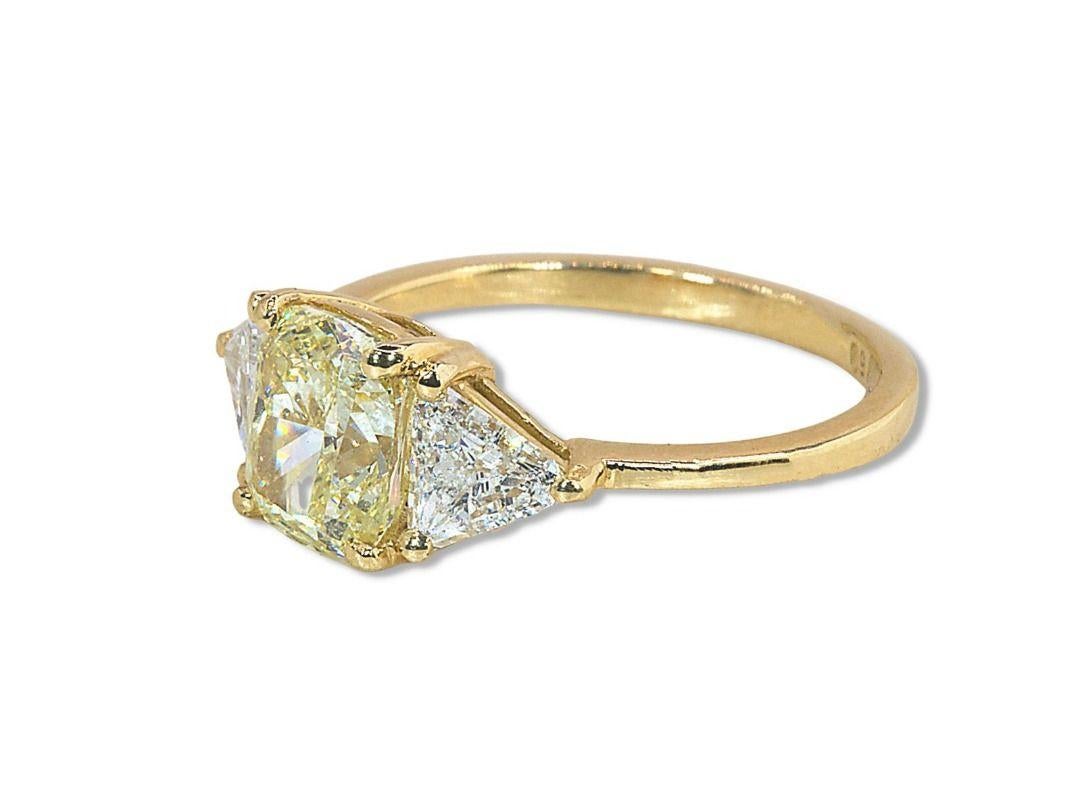 Sparkling 2,03 Karat 3-Stein-Diamantring im Zustand „Neu“ im Angebot in רמת גן, IL