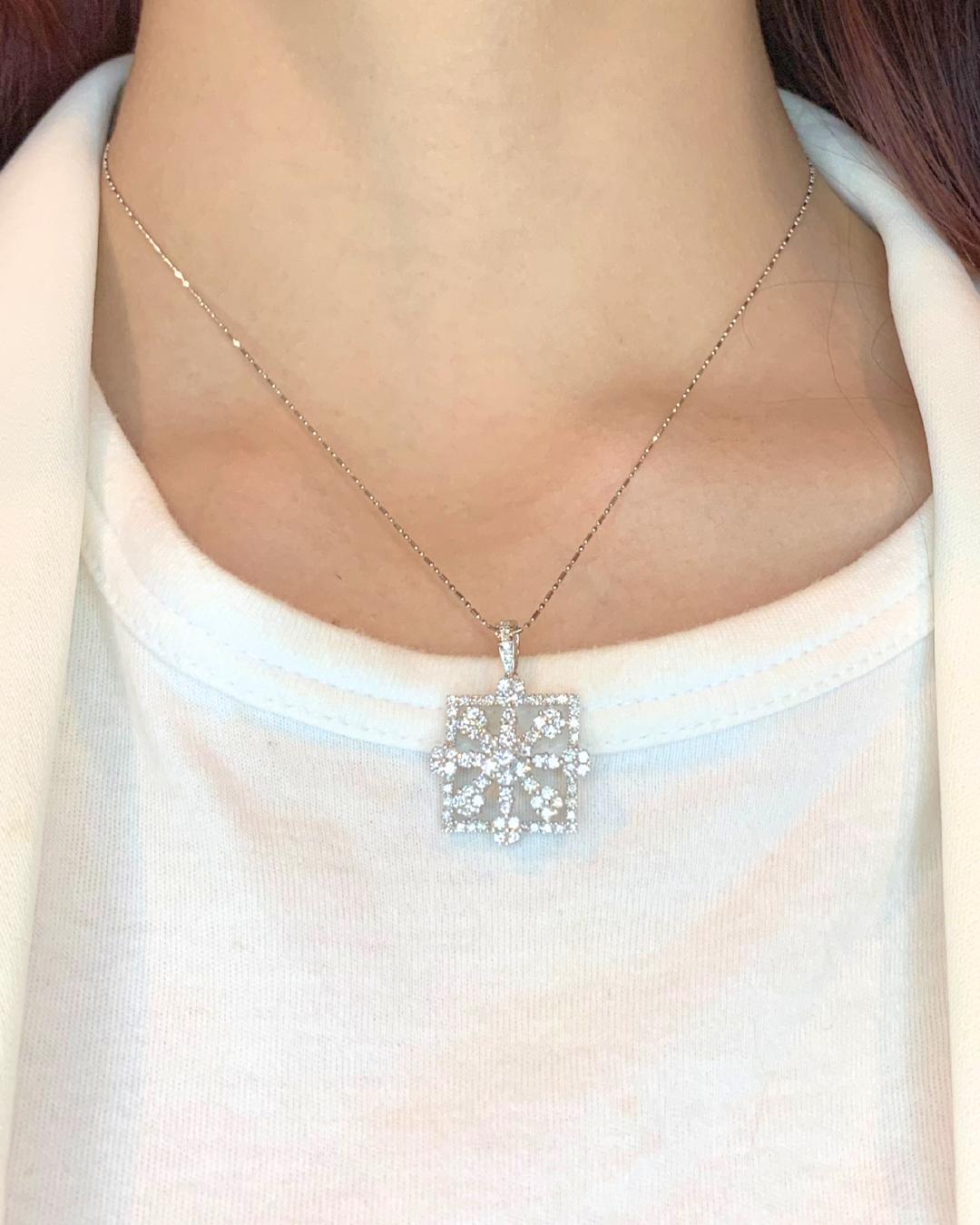 Funkelnde 2,03ct Diamanten Halskette mit Anhänger in 18k Weißgold - IGI zertifiziert

Verströmen Sie zeitlosen Glamour mit diesem exquisiten Collier aus 18 Karat Weißgold, das mit 83 runden Diamanten im Brillantschliff von insgesamt 2,03 ct. besetzt