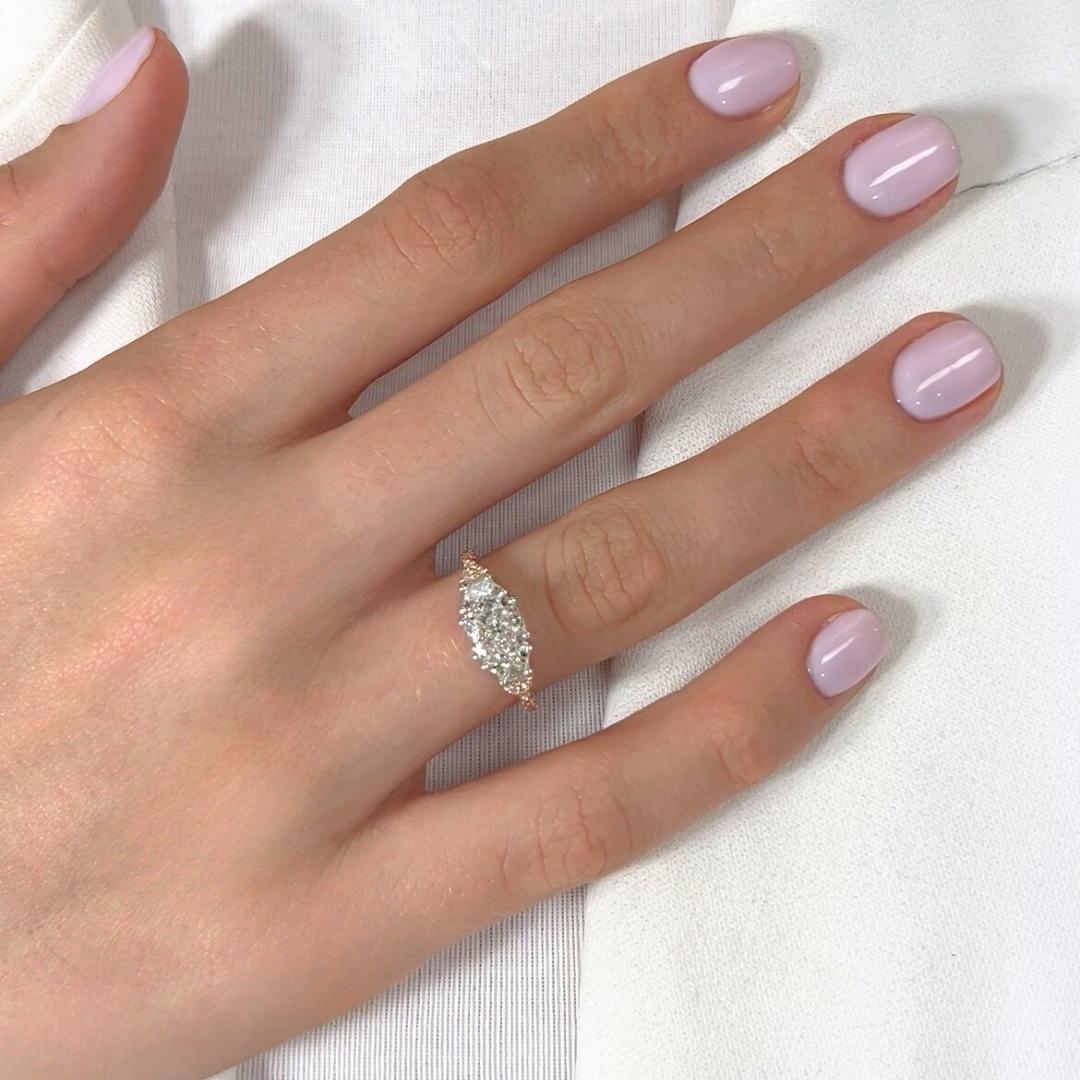 Anello con 2,08 carati di diamanti in oro bianco e rosa 18 carati - certificato IGI

Una straordinaria fusione di eleganza e maestria, questo anello in oro bianco e rosa 18 carati mette in mostra uno splendido diamante a taglio cuscino da 1,55
