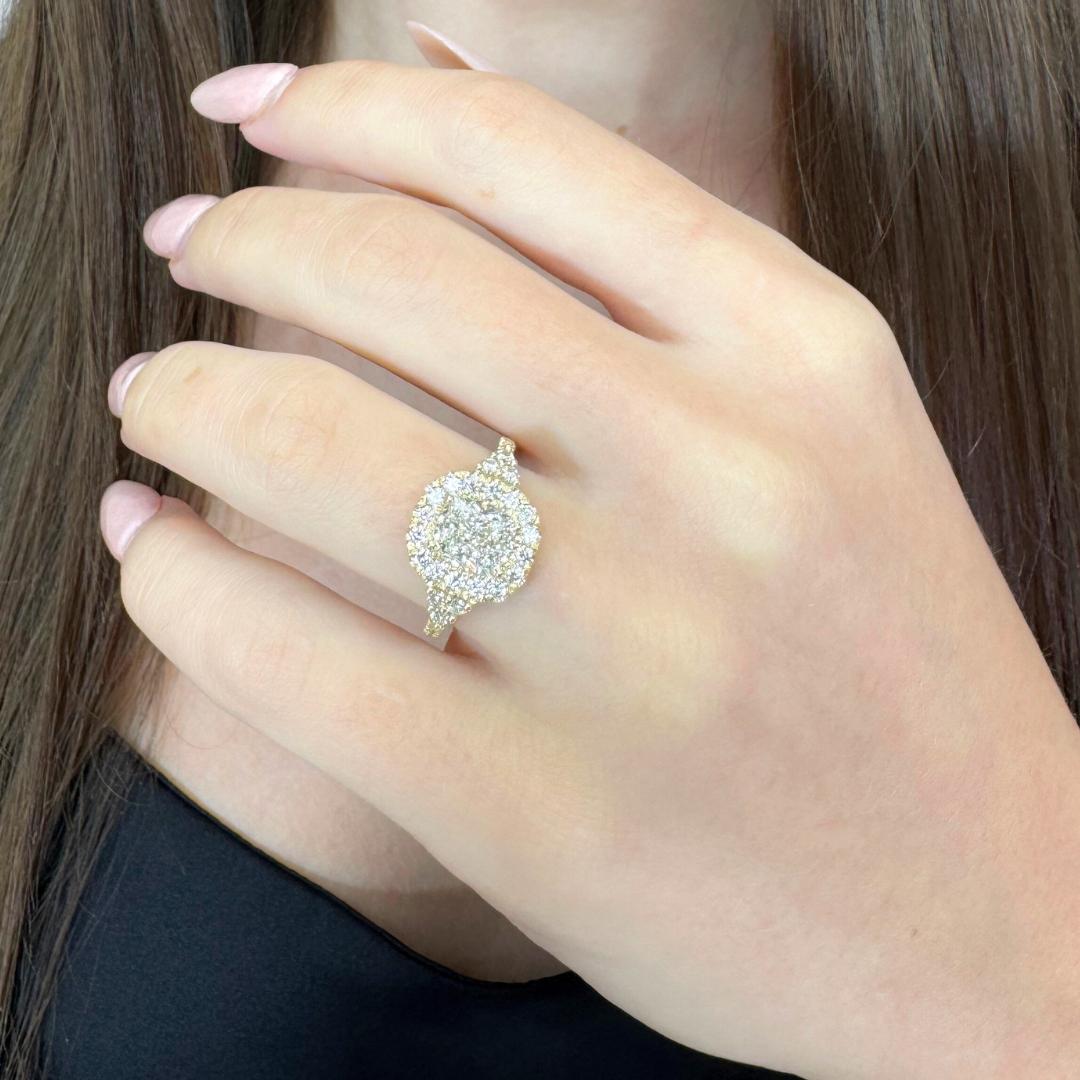 Scintillante anello aureolato con 2,12 carati di diamanti in oro giallo 18 carati - Certificato GIA

Un'espressione di lusso senza tempo: questo anello in oro giallo 18 carati è incentrato su un diamante a taglio cuscino da 1,51 carati, che irradia