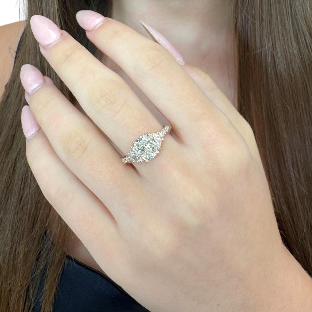 Scintillante anello con 3 pietre e 2,16 carati di diamanti in oro rosa 18 carati - Certificato IGI

Questo anello in oro rosa 18 carati, di rara bellezza e progettato per affascinare, presenta un magnifico diamante con taglio a cuscino da 1,50