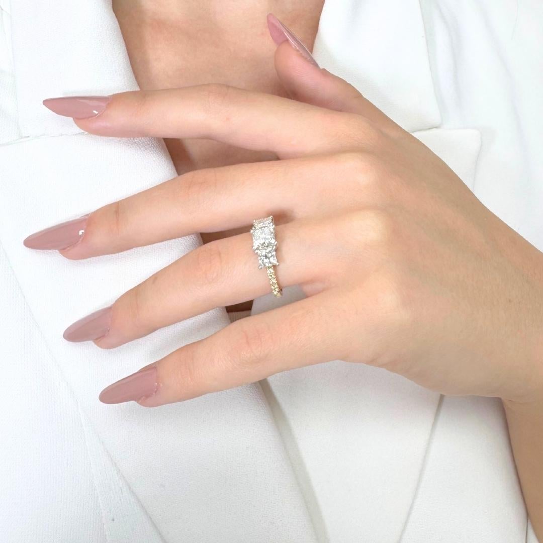 Whiting 2.16ct Diamonds 3-Stone Ring in 18k White & Yellow Gold (Bague à 3 pierres en or blanc et jaune) en vente 5