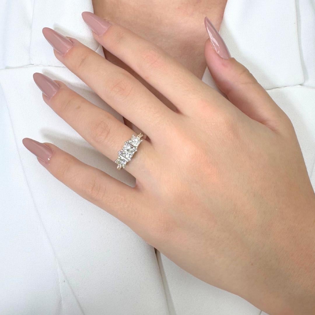 Bague 3 pierres en or blanc et jaune 18k avec 2.16ct de diamants Whiting - certifié IGI

Fusion raffinée de brillance et de luxe, cette élégante bague est ornée d'un éblouissant diamant taille princesse de 1,05 ct en son centre. Réalisé en or blanc