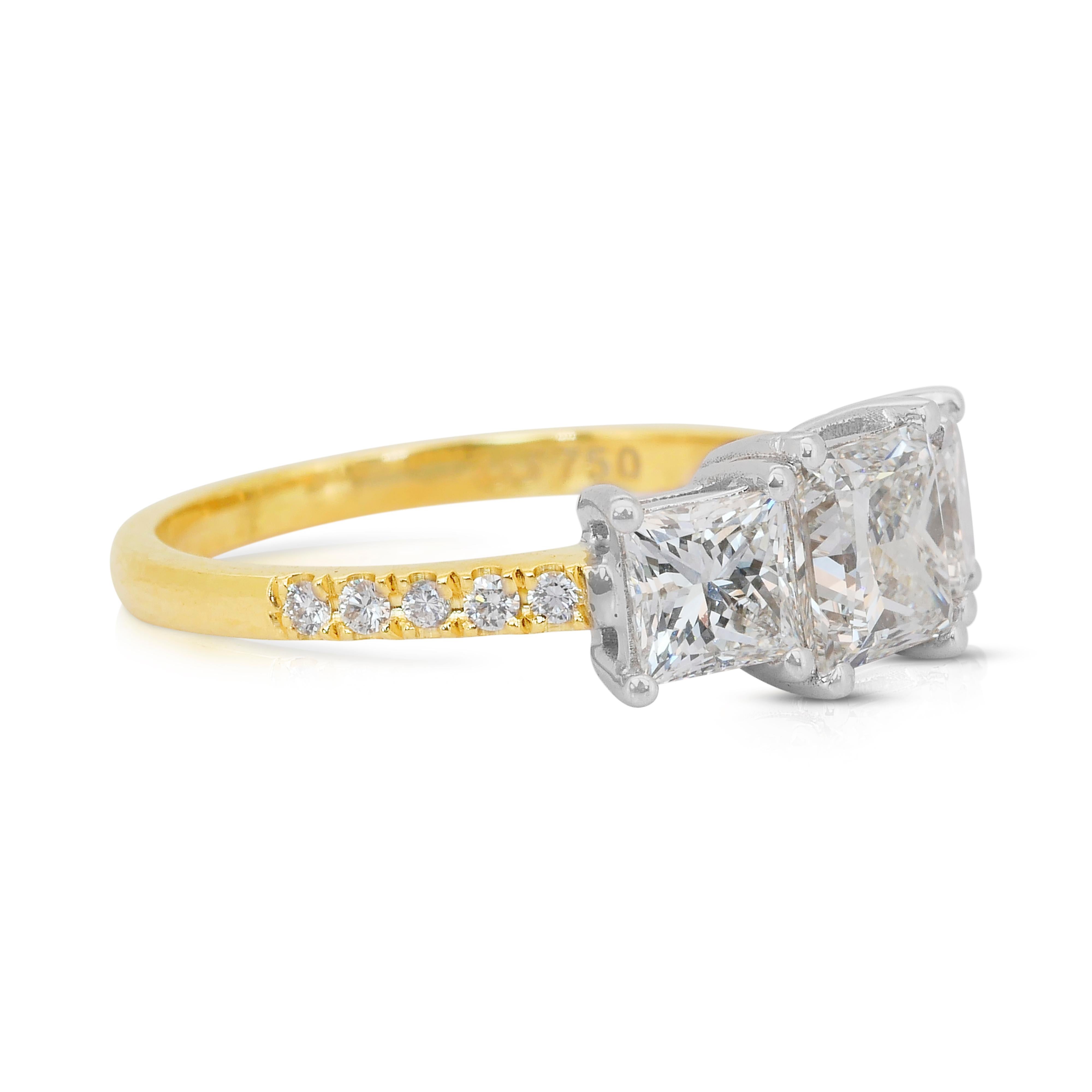 Taille princesse Whiting 2.16ct Diamonds 3-Stone Ring in 18k White & Yellow Gold (Bague à 3 pierres en or blanc et jaune) en vente