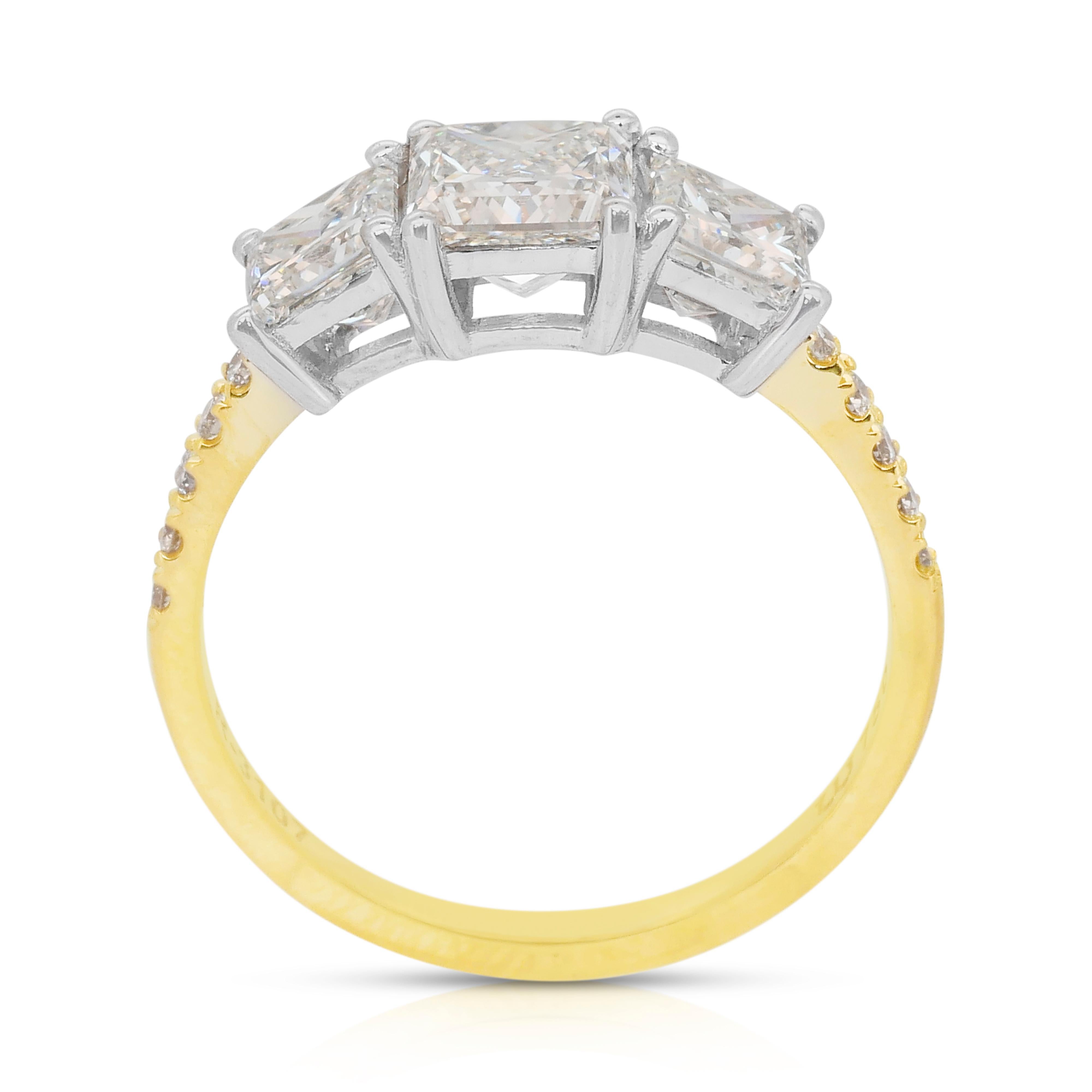 Whiting 2.16ct Diamonds 3-Stone Ring in 18k White & Yellow Gold (Bague à 3 pierres en or blanc et jaune) en vente 4