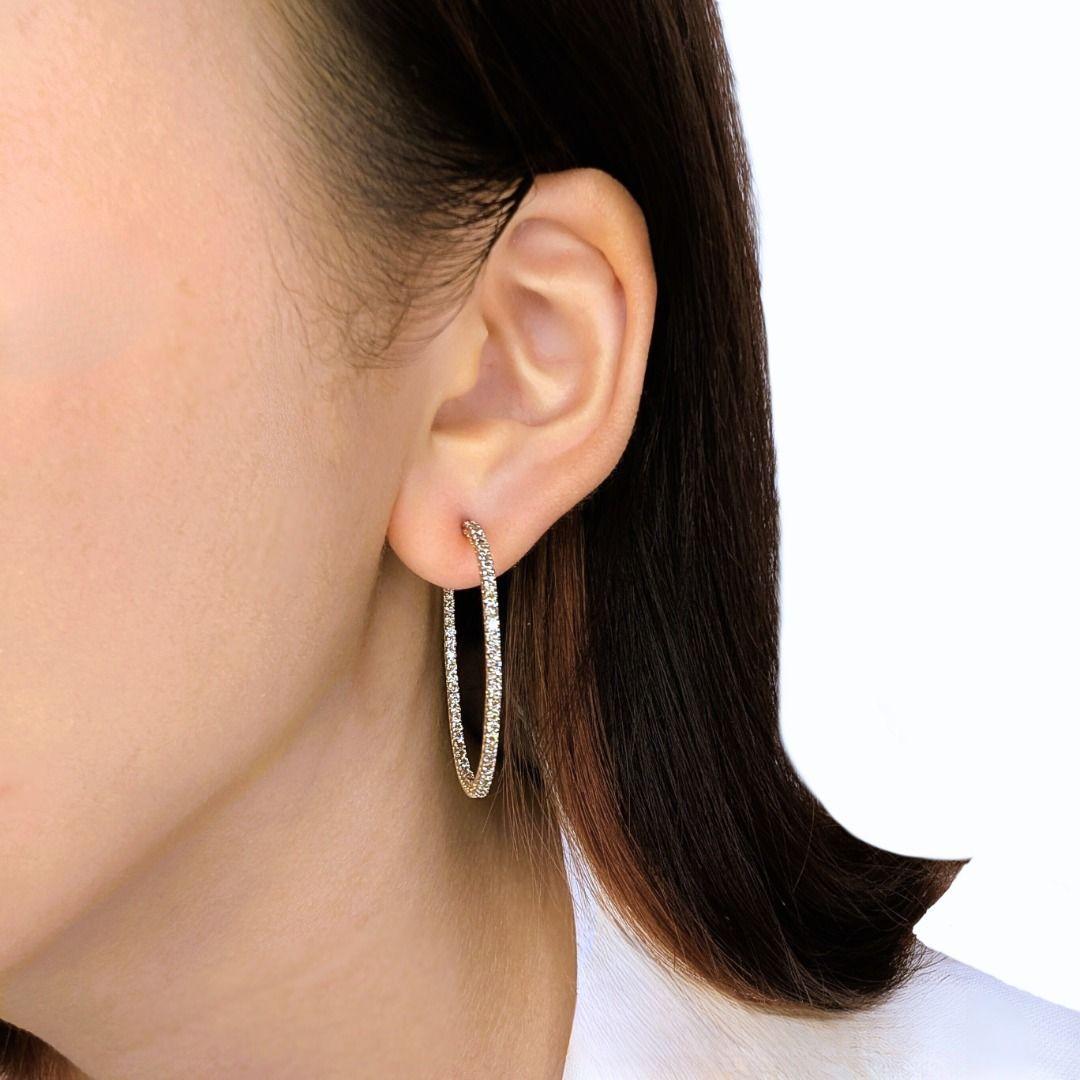 A blend of warm elegance and radiant brilliance, these stunning 14K yellow gold hoop earrings feature 140 round brilliant natural diamonds, totaling 2.1 carats. Each diamond, in a rich brown hue with SI clarity, enhances the golden warmth of the