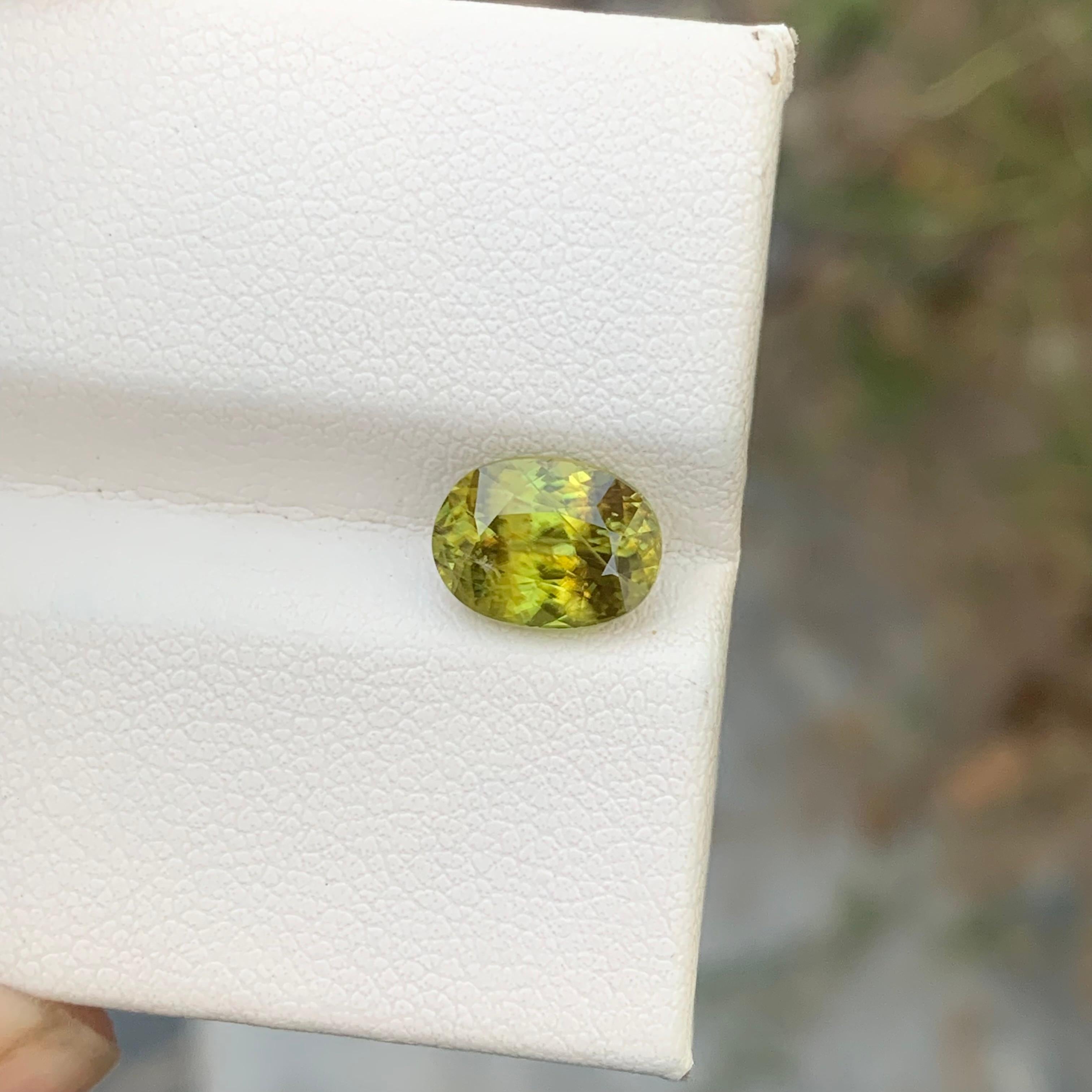 Sparkling 2.50 Carats Natural Loose Fire Sphene Titanite Gem Oval Shape In New Condition For Sale In Peshawar, PK