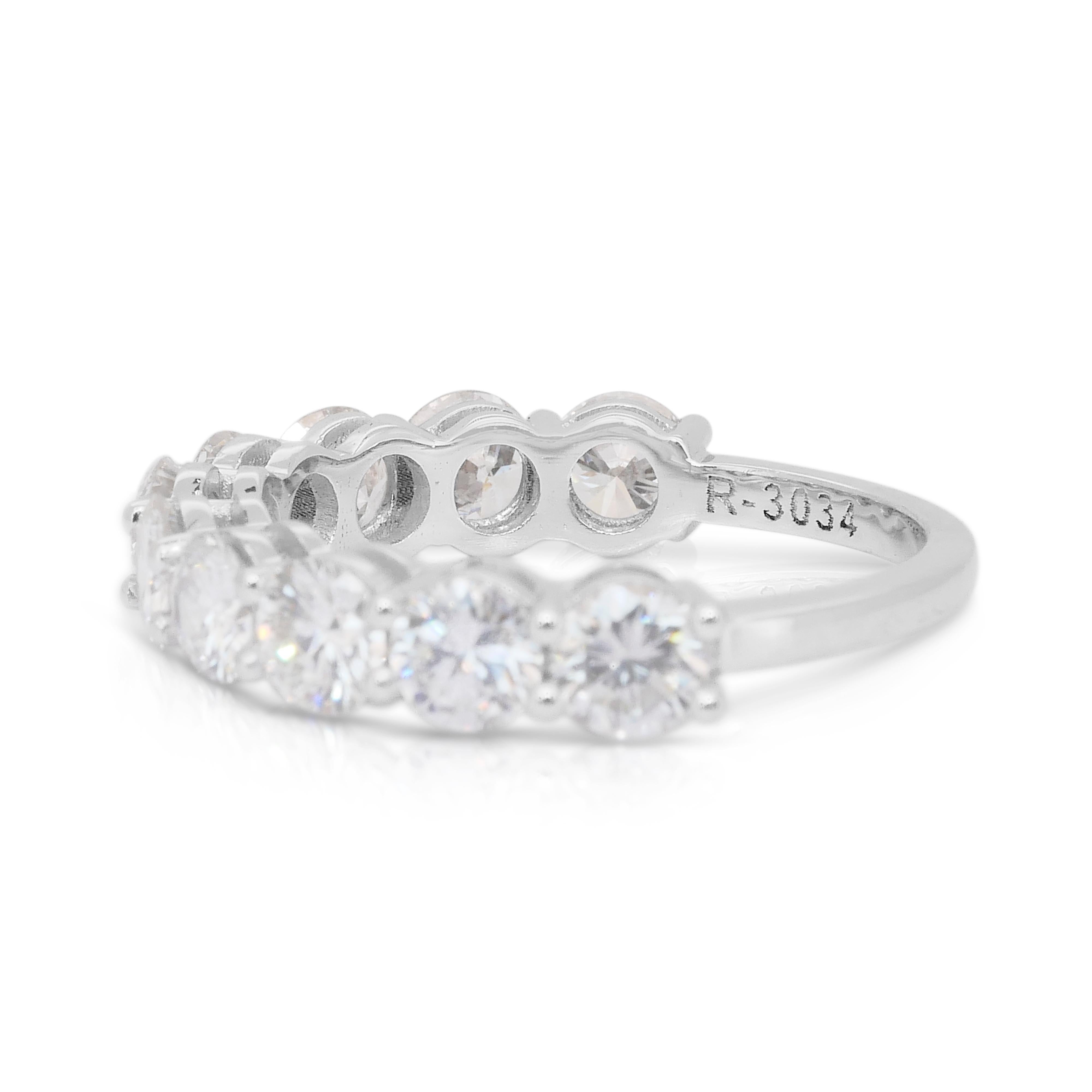Bague demi-éternité en or blanc 18 carats de 2,55 ct de diamants étincelants - certifiée IGI Neuf - En vente à רמת גן, IL