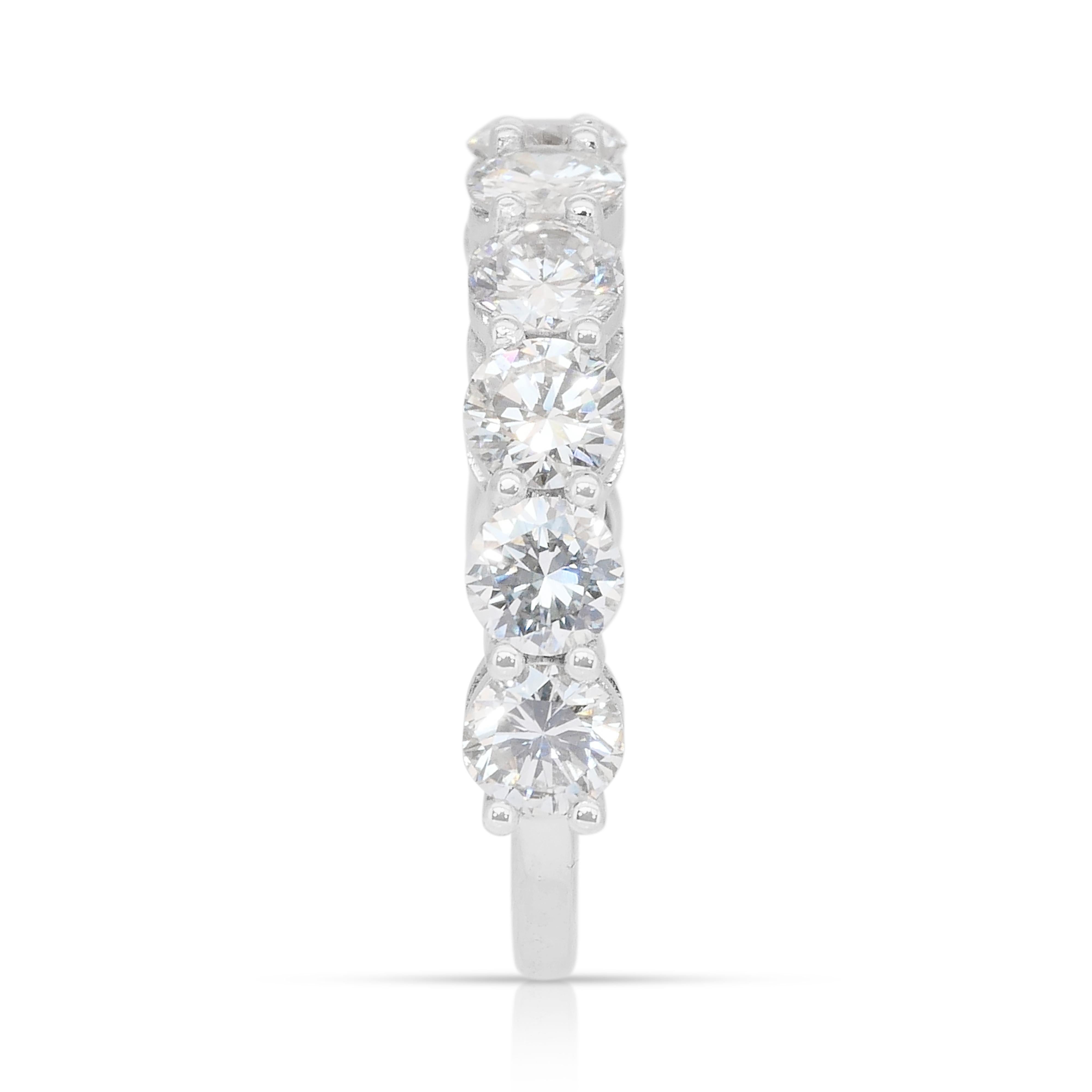 Bague demi-éternité en or blanc 18 carats de 2,55 ct de diamants étincelants - certifiée IGI en vente 1