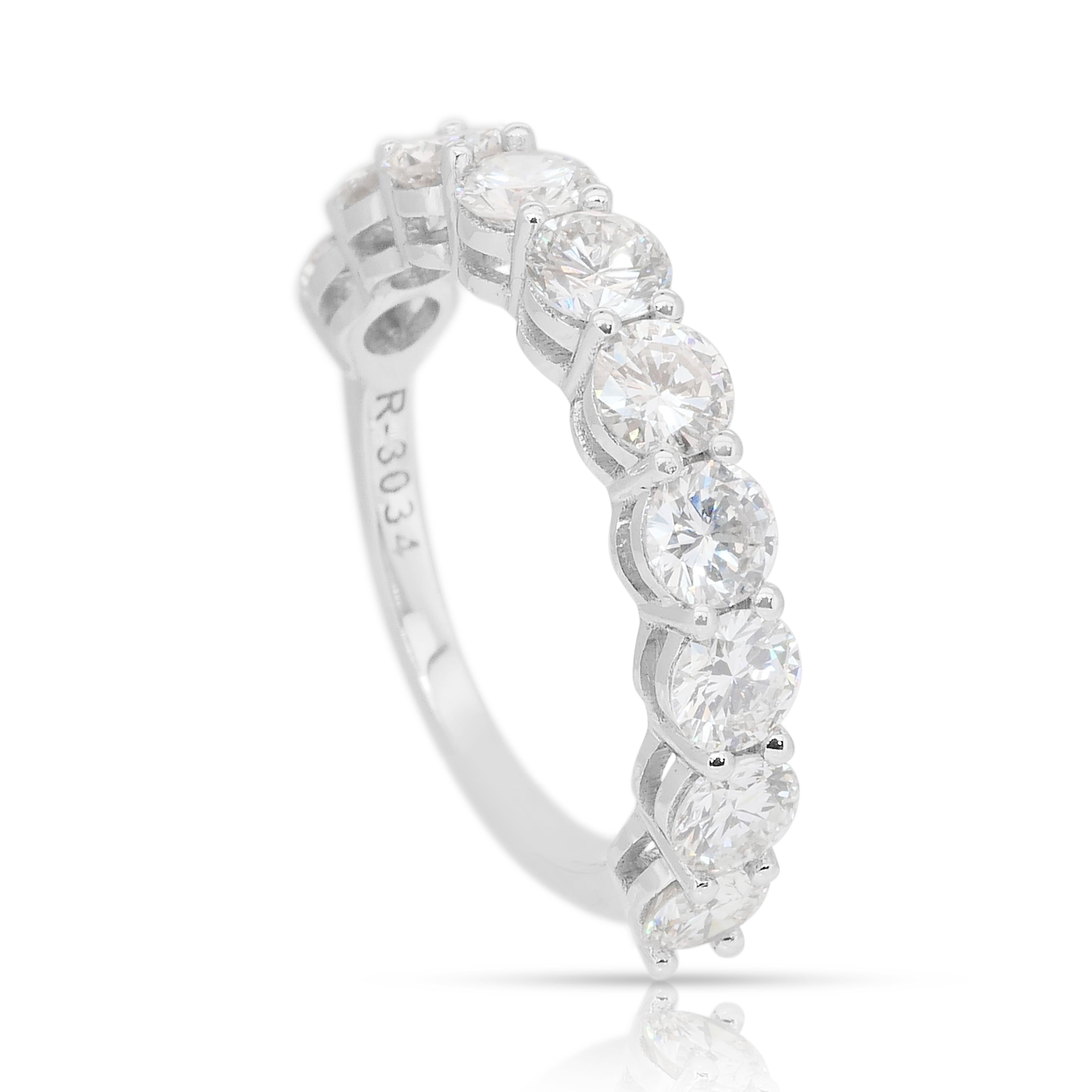Bague demi-éternité en or blanc 18 carats de 2,55 ct de diamants étincelants - certifiée IGI en vente 2