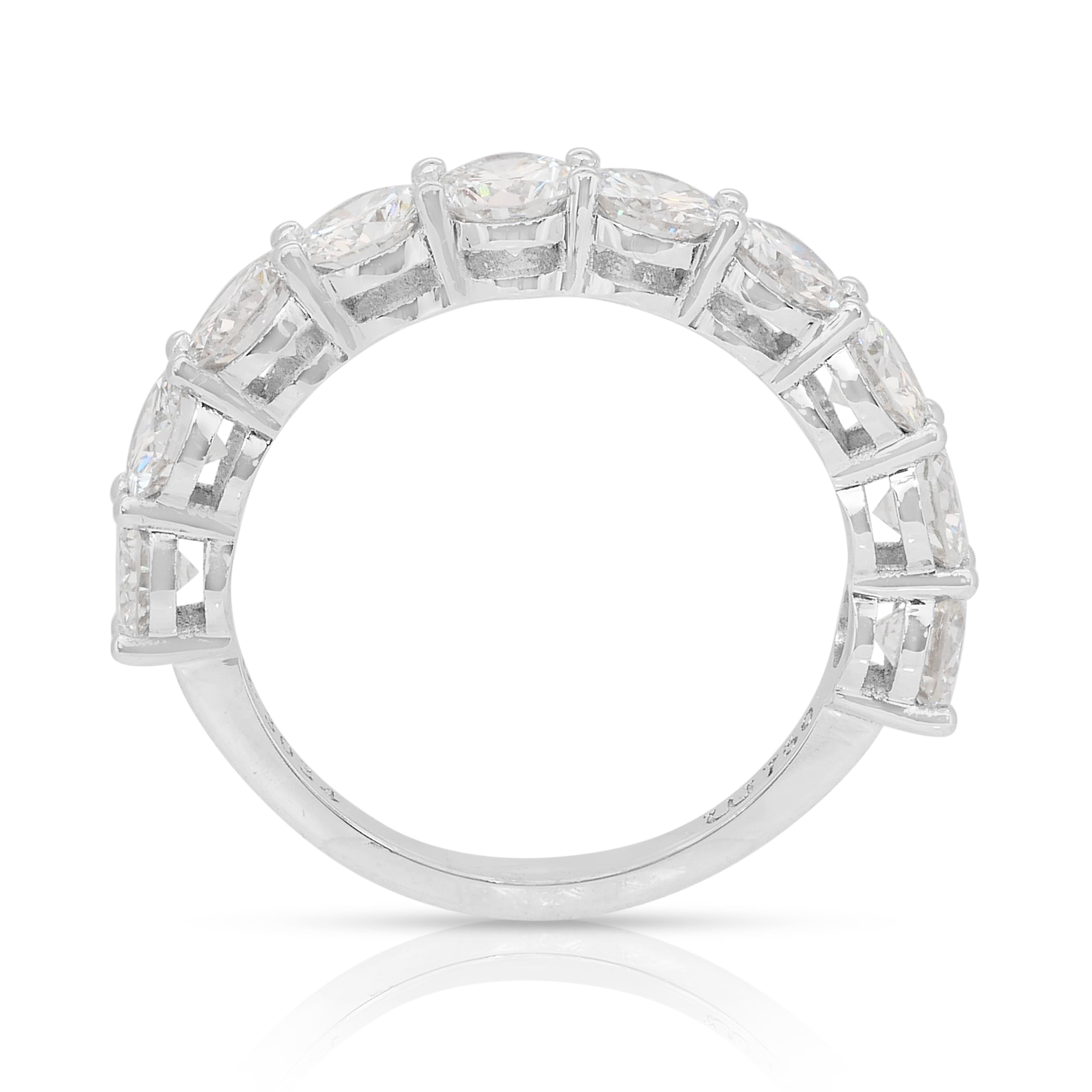Bague demi-éternité en or blanc 18 carats de 2,55 ct de diamants étincelants - certifiée IGI en vente 3