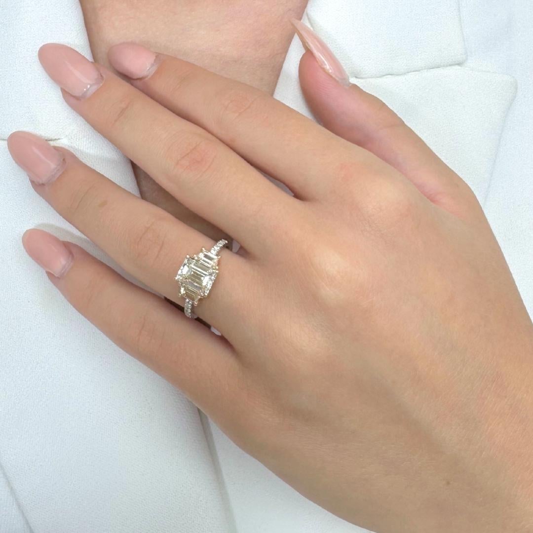 Anello scintillante con 3 pietre e 2,62 carati di diamanti in oro bianco e rosa 18 carati - Certificato IGI

Una squisita fusione di design moderno ed eleganza senza tempo, questo anello in oro bianco e rosa 18 carati è incentrato su un imponente
