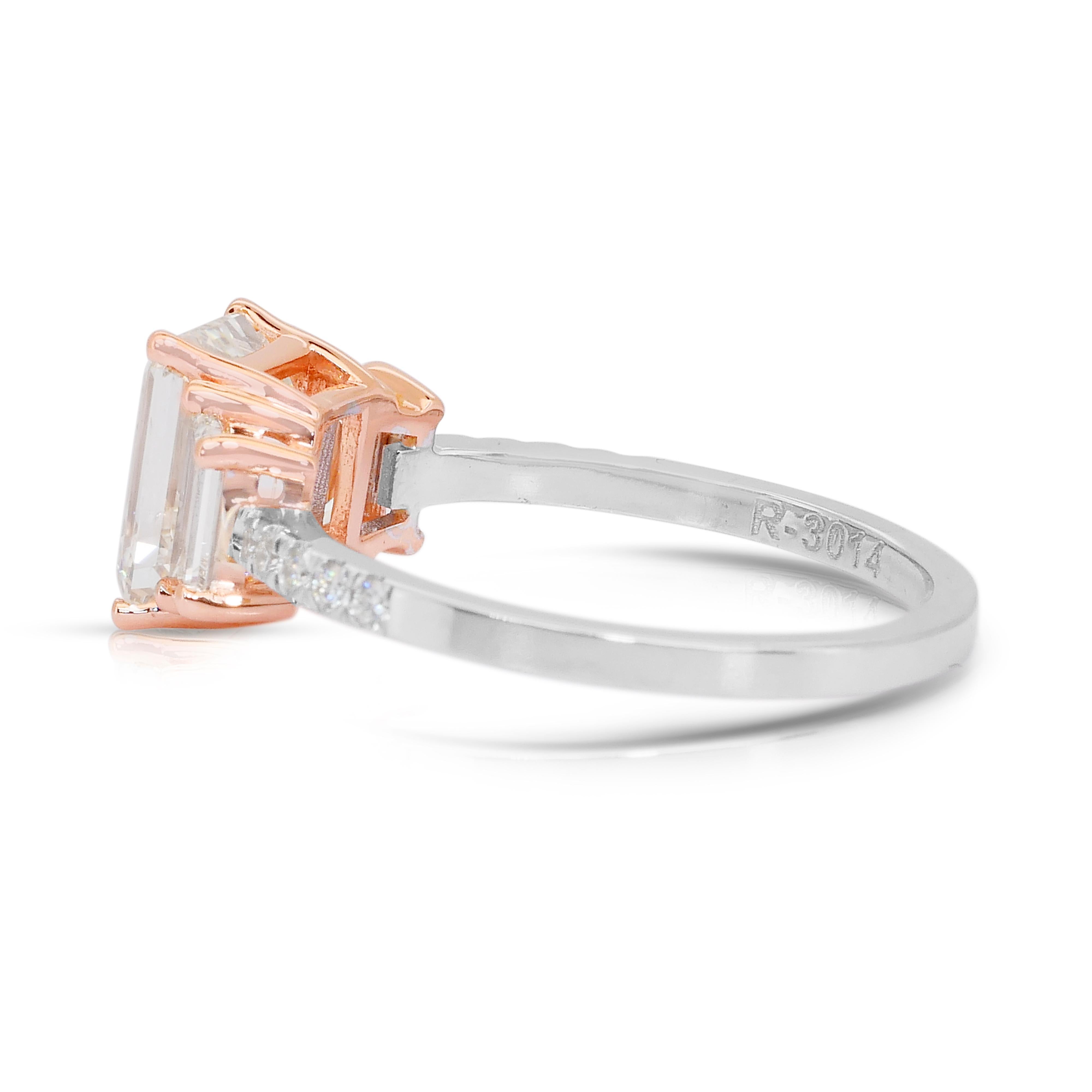 Anello scintillante con 3 pietre e 2,62 carati di diamanti in oro bianco e rosa 18 carati - Certificato IGI In condizioni Nuovo in vendita a רמת גן, IL