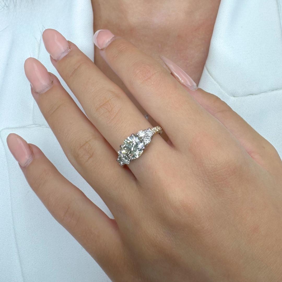 Anello con 2,72 carati di diamanti in oro giallo e bianco 18k - Certificato IGI

Questo lussuoso anello con diamante bicolore fonde magistralmente l'oro giallo e l'oro bianco 18 carati, creando un contrasto radioso che esalta ogni scintilla. Il