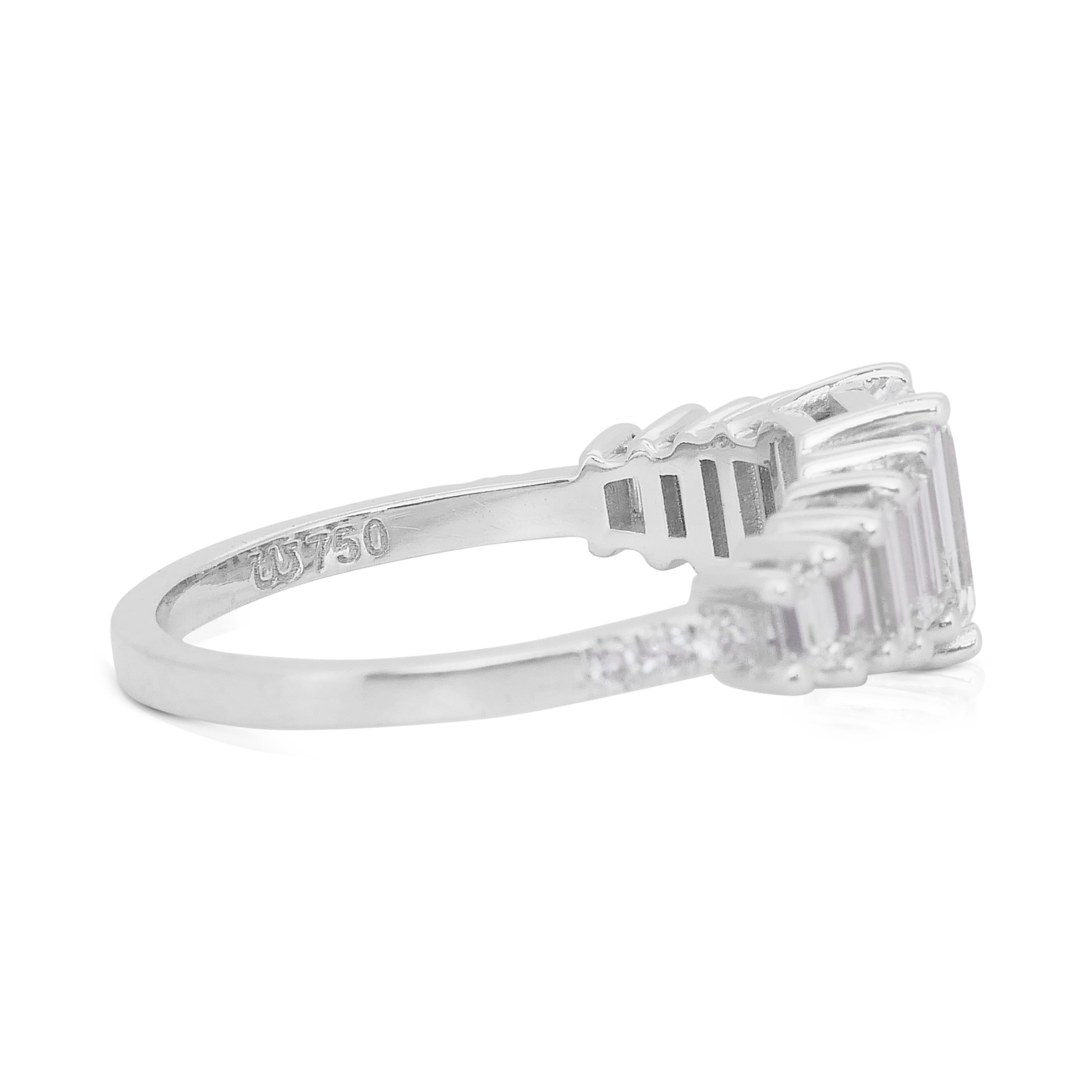 Sparkling 2.90ct Diamonds Pave Ring in 18k White Gold - IGI Certified In New Condition In רמת גן, IL