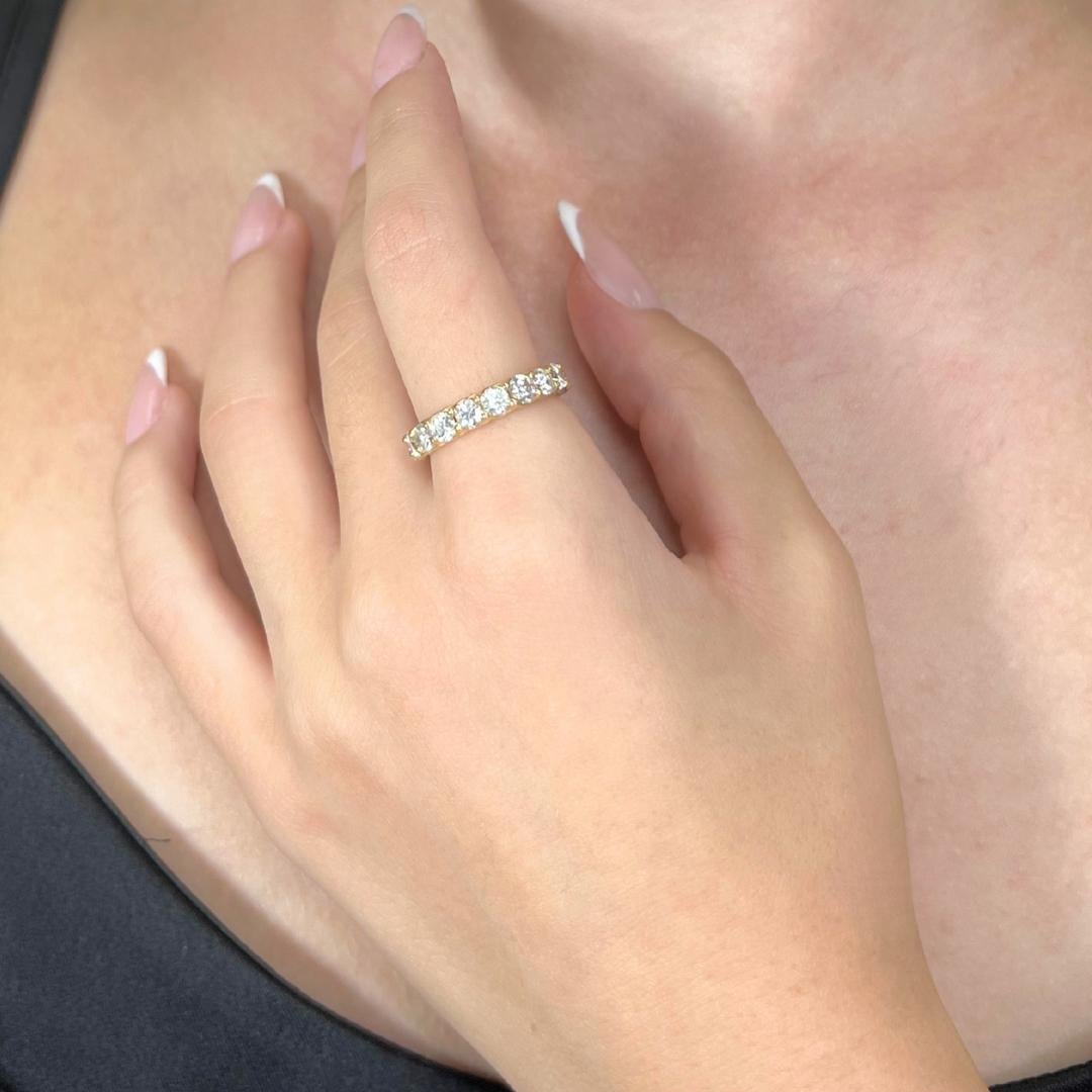 Funkelnder 3,01ct Diamanten Ewigkeitsring in 18k Gelbgold - IGI zertifiziert

Dieser schillernde Ewigkeitsring aus strahlendem 18-karätigem Gelbgold ist mit 18 runden Brillanten von insgesamt 3,01 ct. besetzt. Der sehr gute Schliff verstärkt die