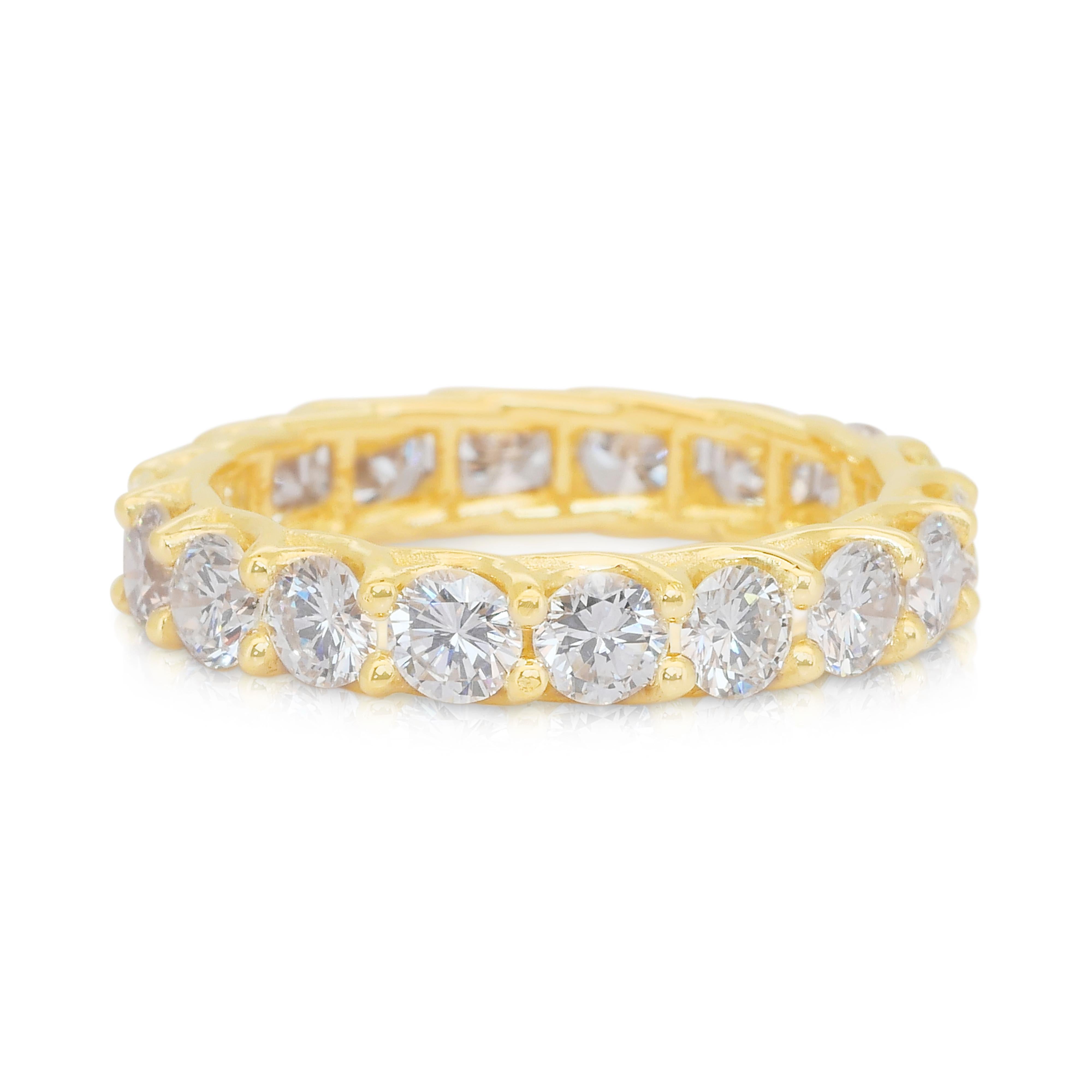 Funkelnder 3,01ct Diamanten Ewigkeitsring in 18k Gelbgold - IGI zertifiziert im Zustand „Neu“ im Angebot in רמת גן, IL