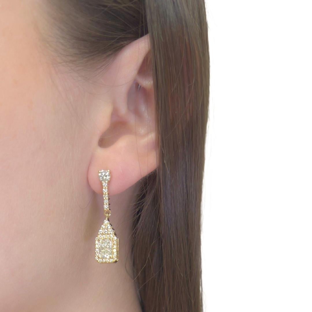Pendientes de gota de diamantes brillantes de 3,05 ct en oro amarillo de 18k - Certificado IGI

Un deslumbrante despliegue de elegancia, estos pendientes colgantes de oro amarillo de 18 quilates presentan dos diamantes de talla radiante que suman