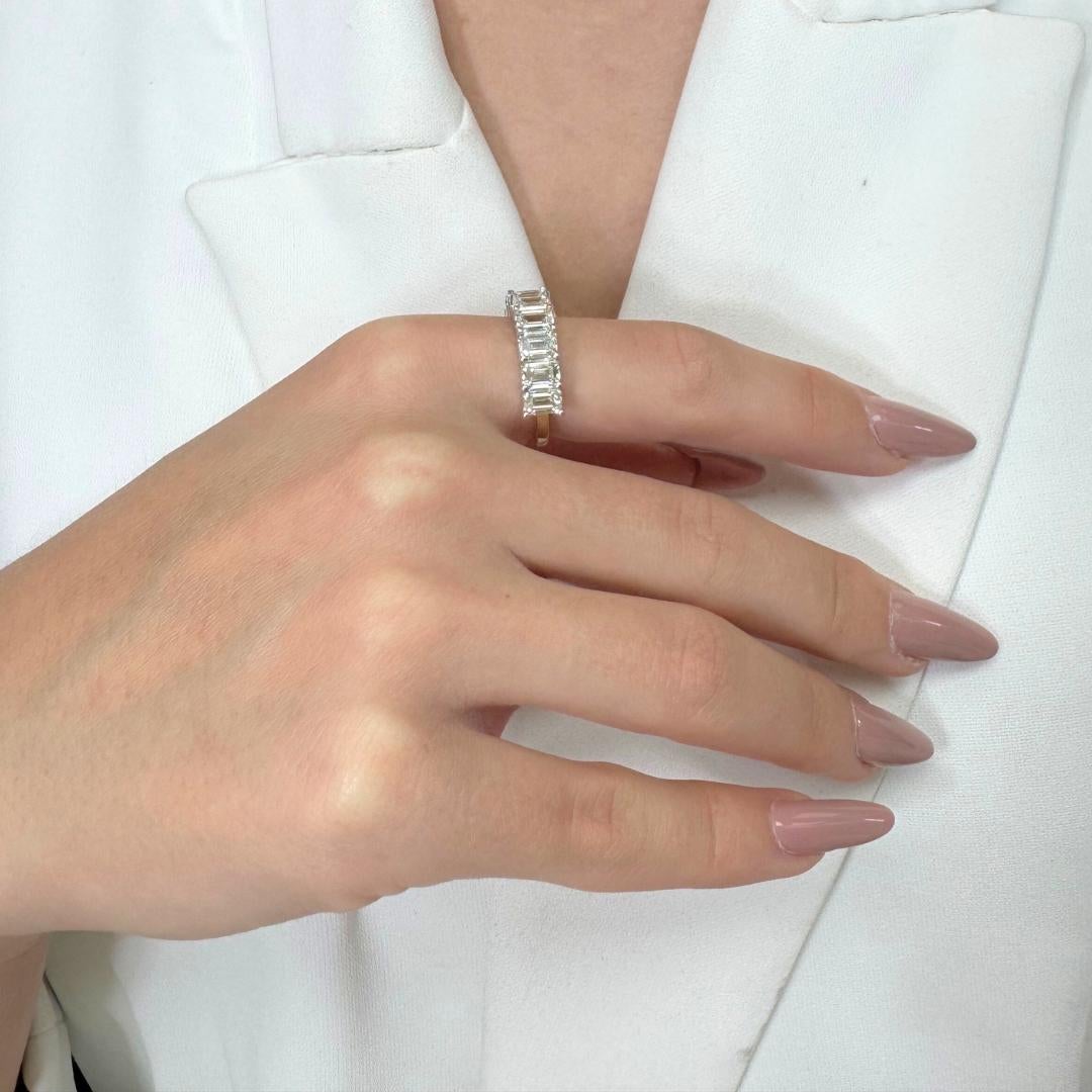 Bague demi-éternité en or blanc et jaune 18k avec 4.05ct de diamants étincelants en vente 5